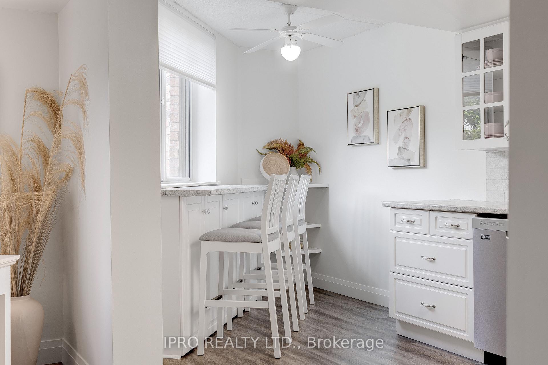 2 Bedrooms Condo at 3499 Upper Middle, Burlington For sale