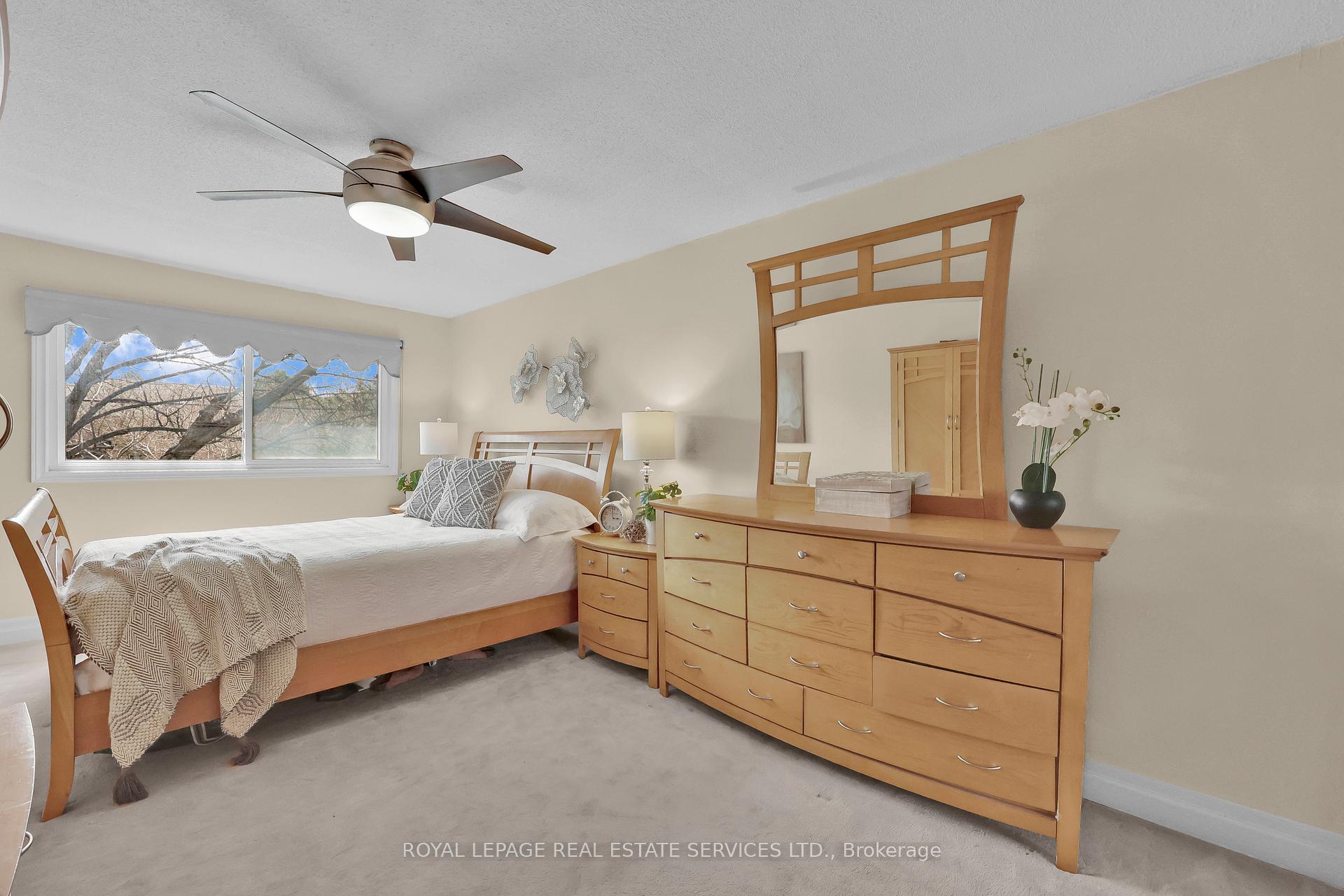 3 Bedrooms Condo at 3125 Fifth, Mississauga For sale