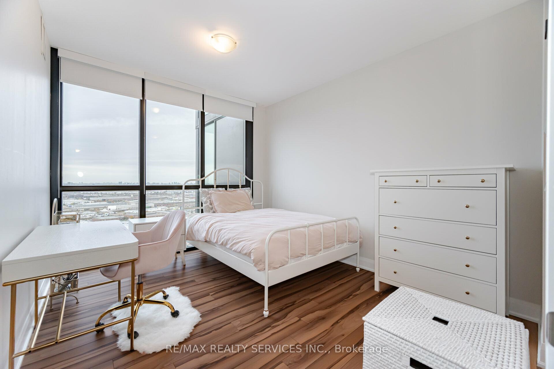 3 Bedrooms Condo at 2900 Highway 7, Vaughan For sale