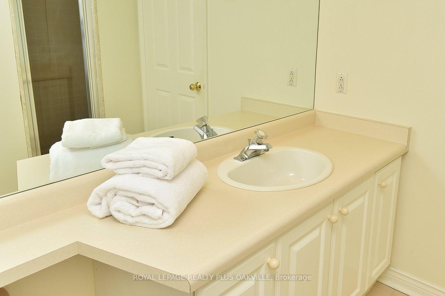 2 Bedrooms Condo at 2190 Lakeshore, Burlington For sale