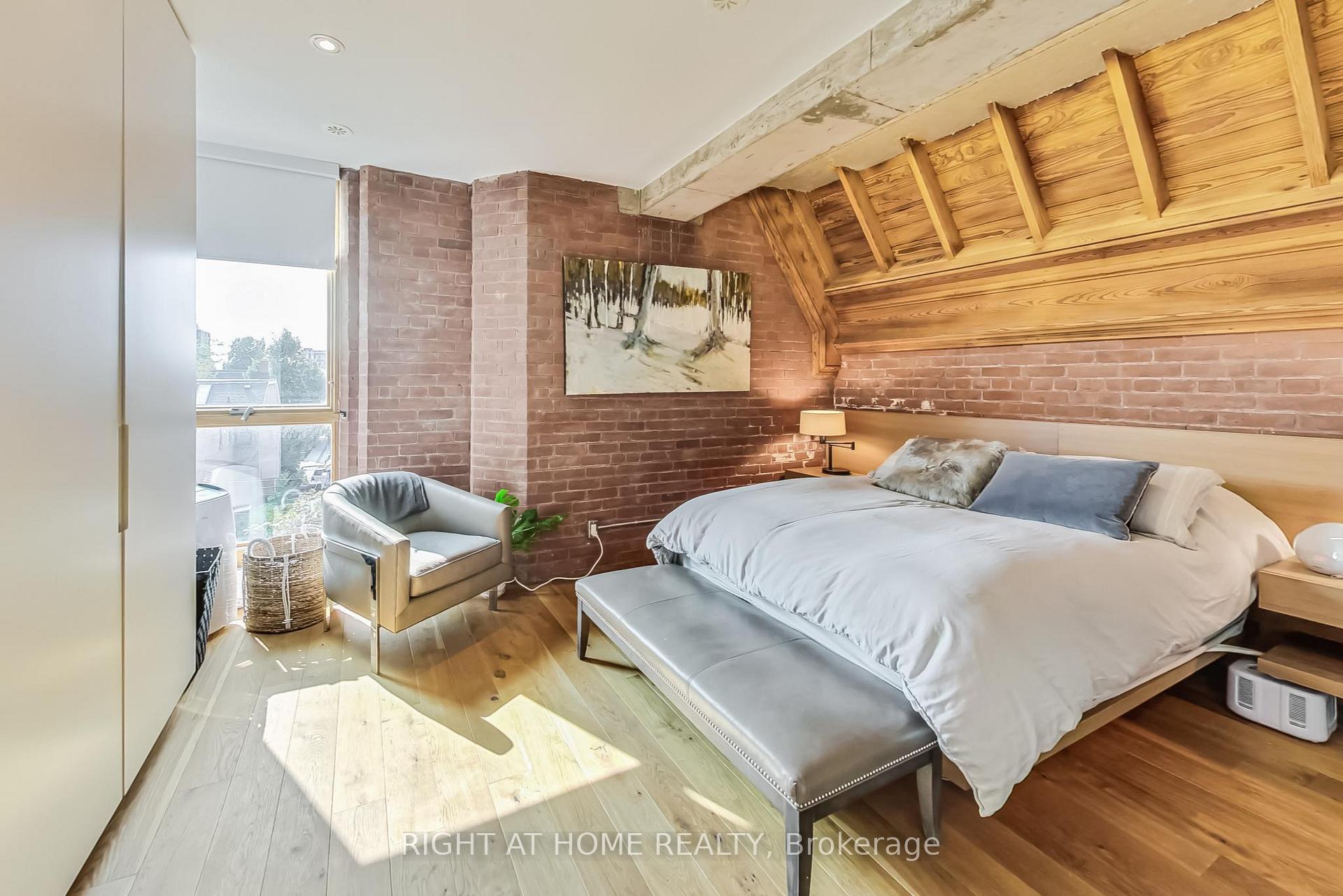 3 Bedrooms Condo at 40 Westmoreland, Toronto For sale