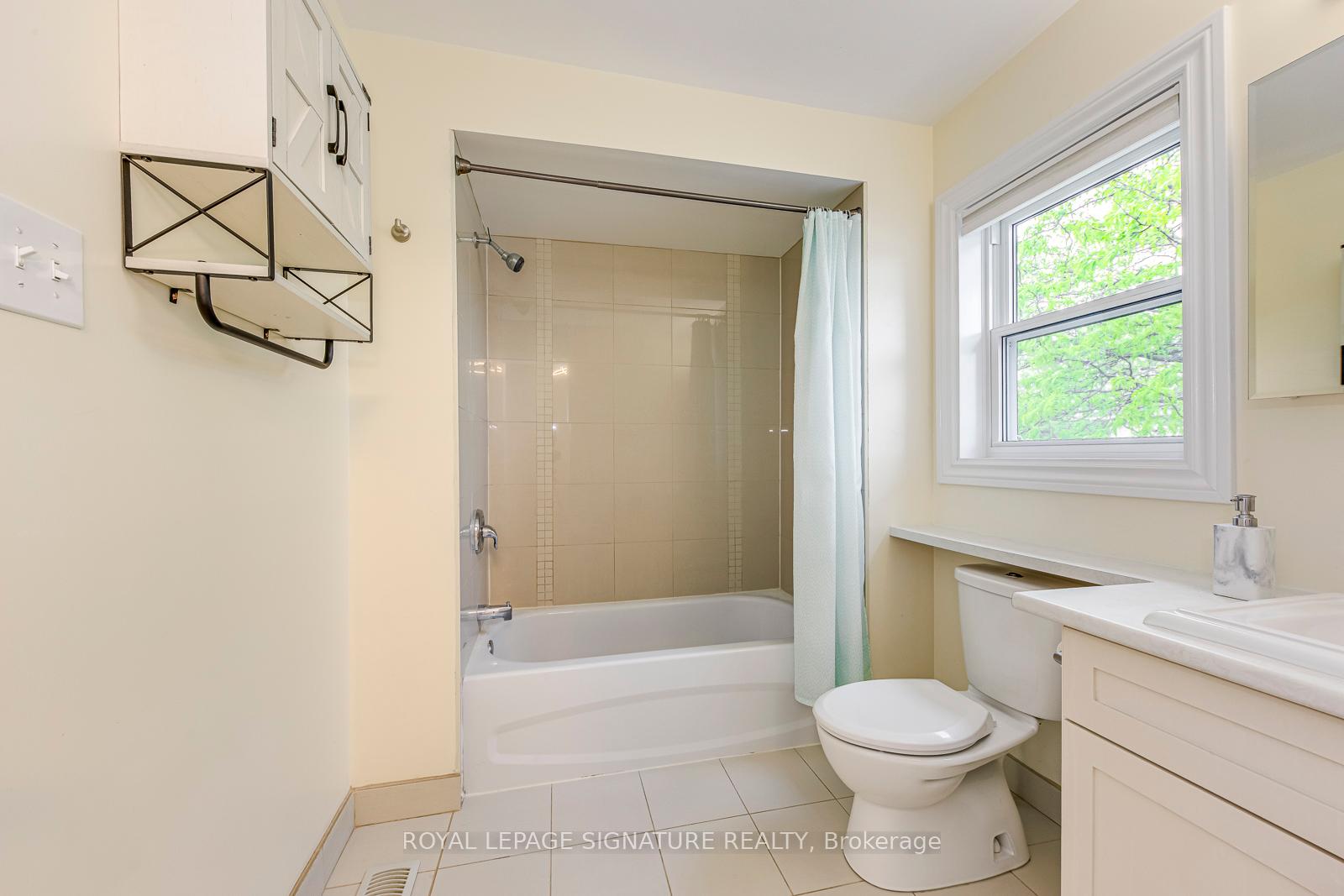3 Bedrooms Condo at 5659 Glen Erin, Mississauga For sale