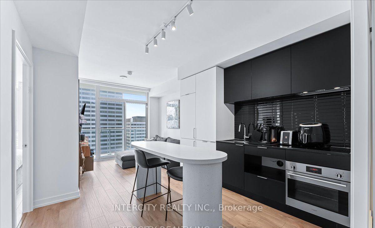 3 Bedrooms Condo at 33 Helendale, Toronto For sale