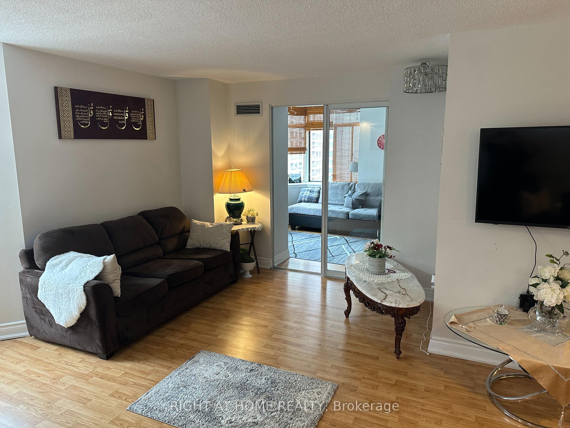 3 Bedrooms Condo at 300 Webb,  Mississauga For sale