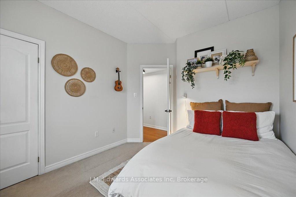 2 Bedrooms Condo at 4006 Kilmer, Burlington For sale