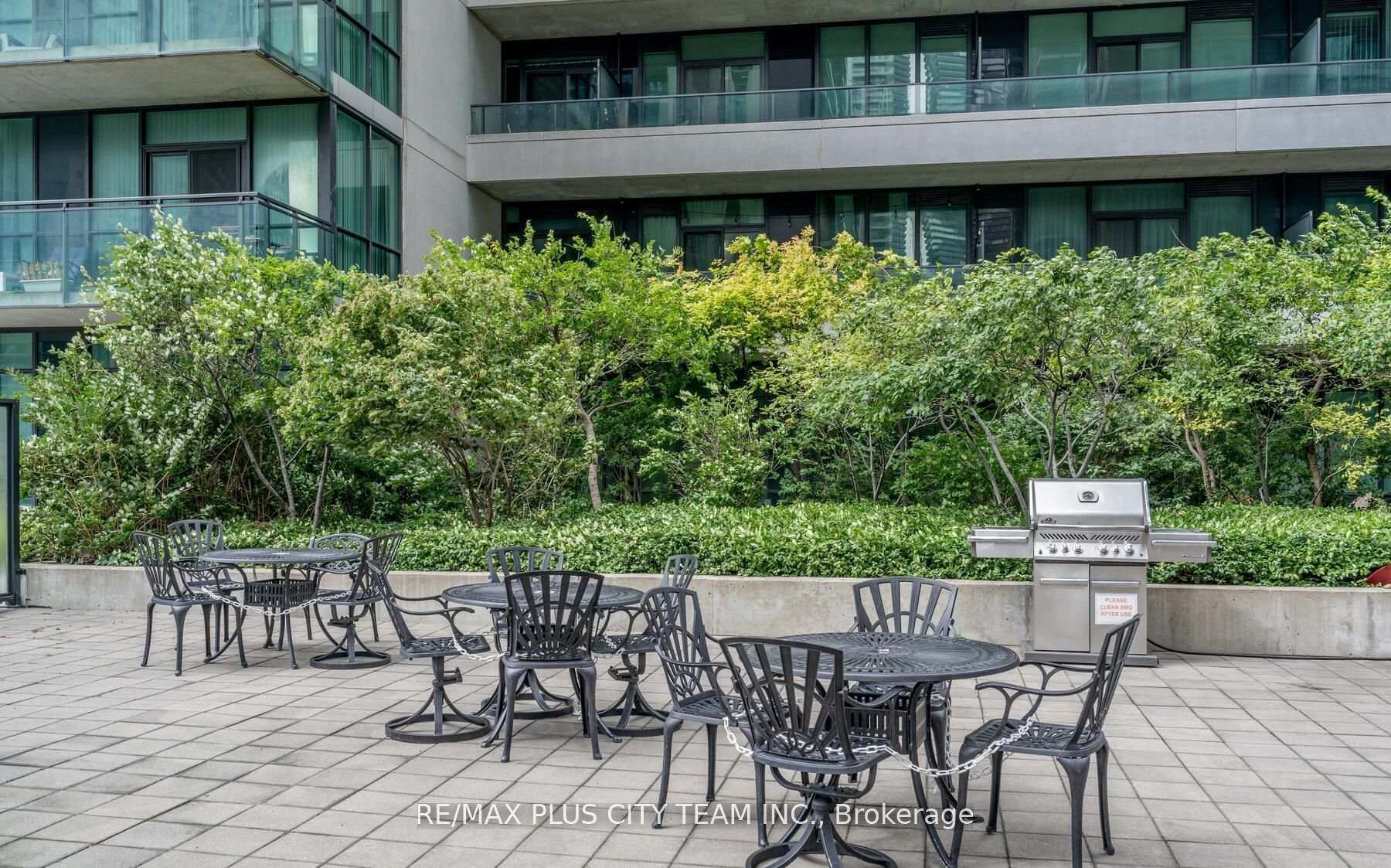 2 Bedrooms Condo at 18 Harbour, Toronto For sale