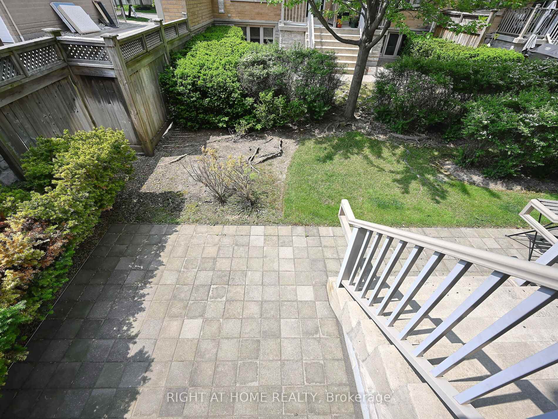 2 Bedrooms Condo at 3250 Bentley, Mississauga For sale