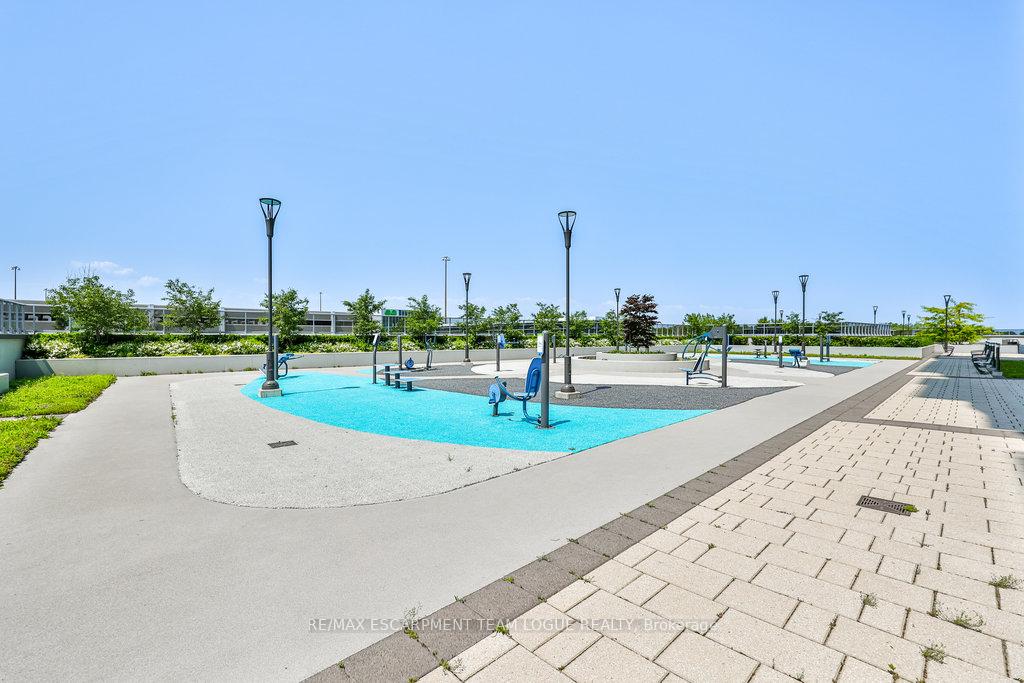 2 Bedrooms Condo at 2081 Fairview,  Burlington For sale