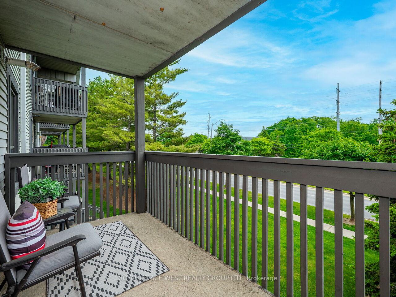 2 Bedrooms Condo at 2020 Cleaver, Burlington For sale
