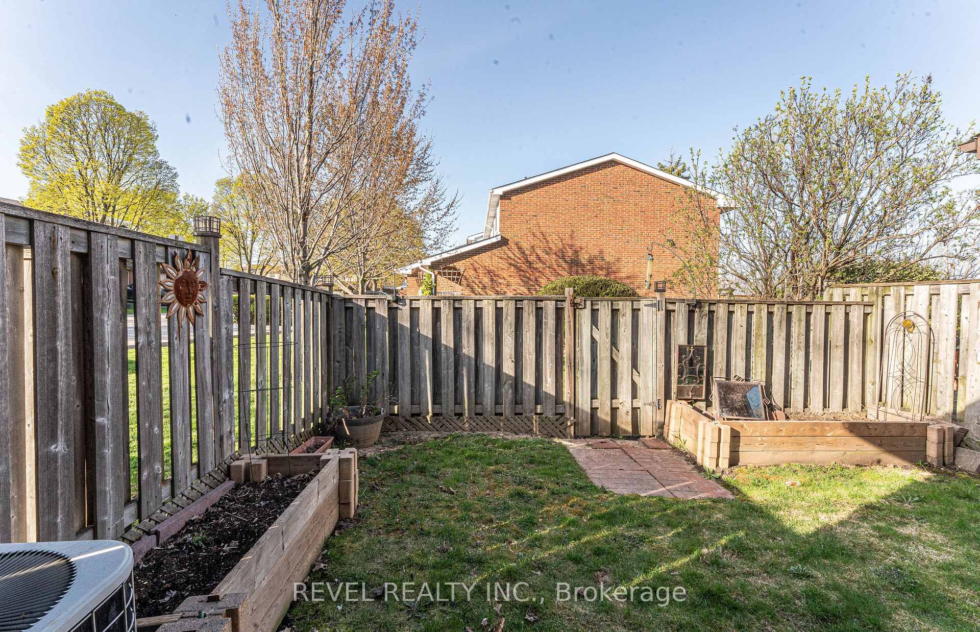 3 Bedrooms Condo at 25 Redbury,  Hamilton For sale
