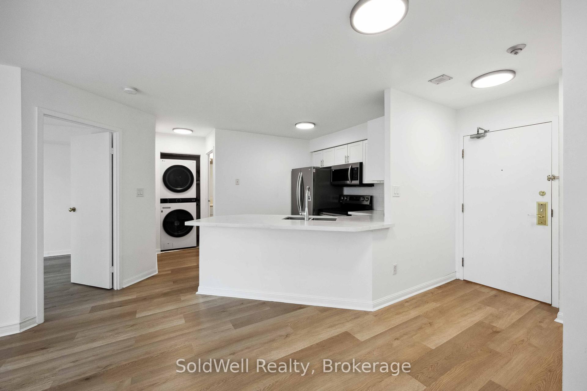 2 Bedrooms Condo at 25 Grenville,  Toronto For sale