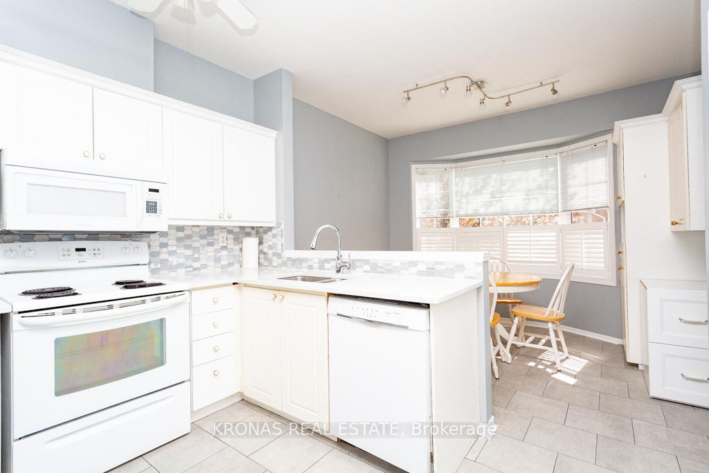 2 Bedrooms Condo at 143 Silverbirch,  Hamilton For sale