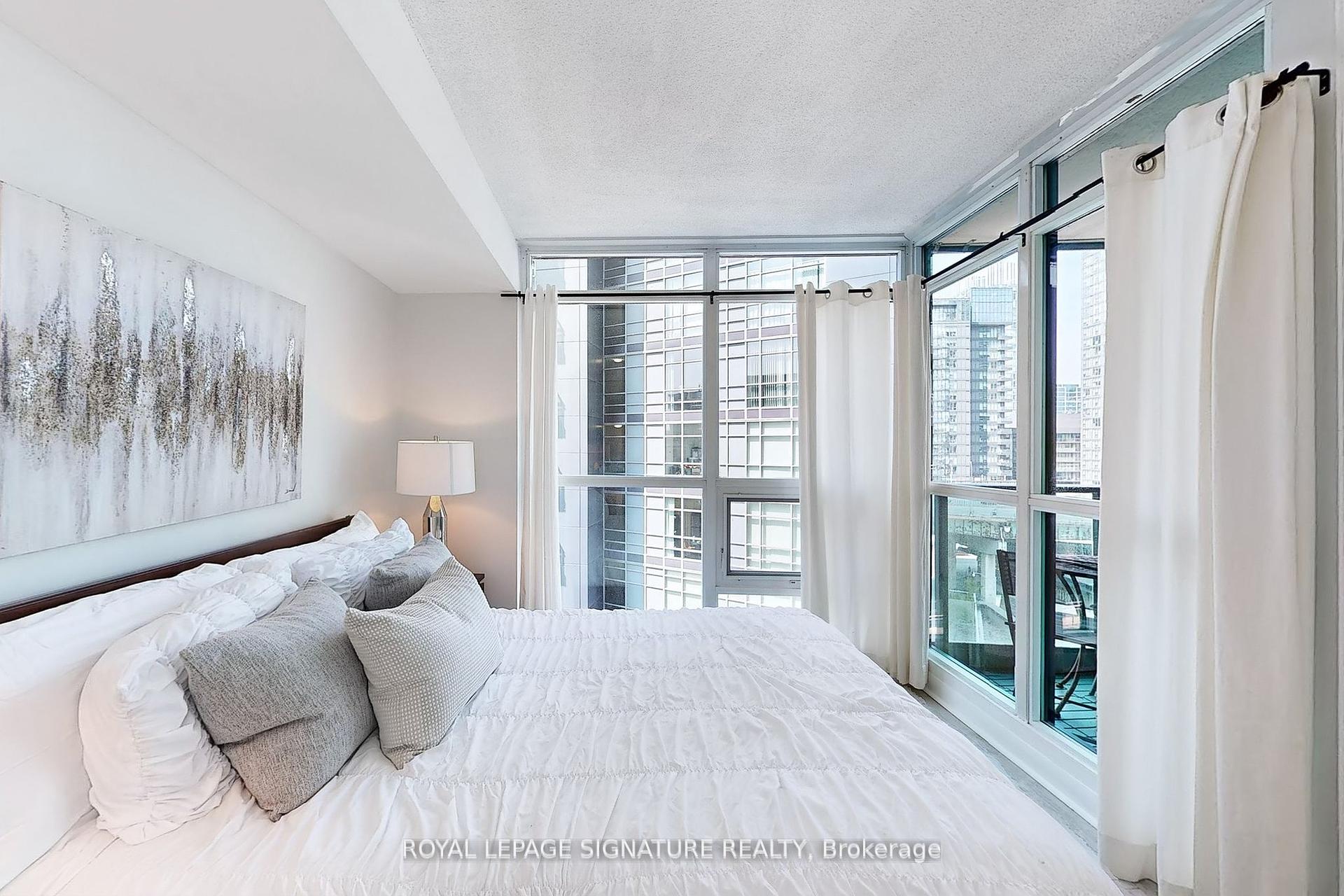 2 Bedrooms Condo at 600 Fleet, Toronto For sale