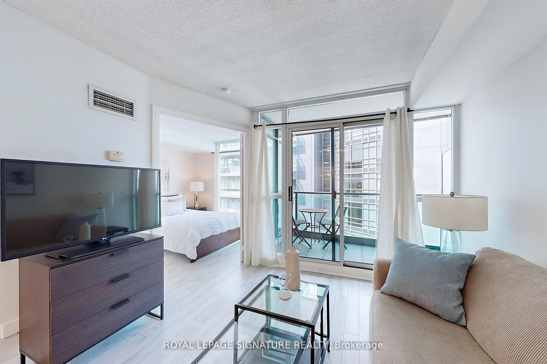 2 Bedrooms Condo at 600 Fleet, Toronto For sale