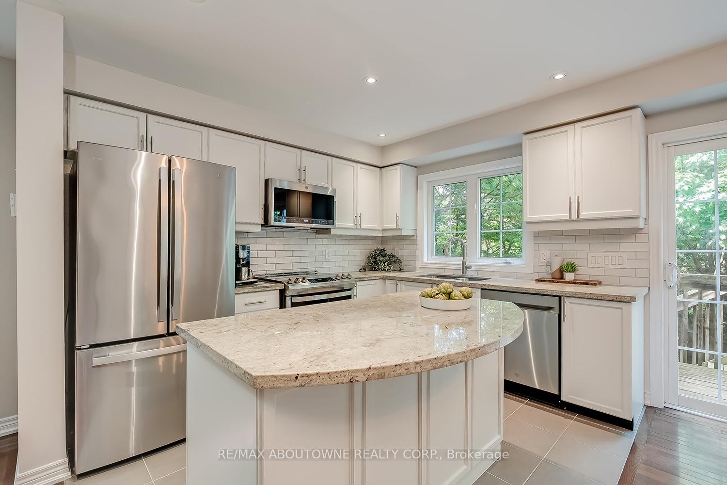 3 Bedrooms Condo at 233 Duskywing, Oakville For sale