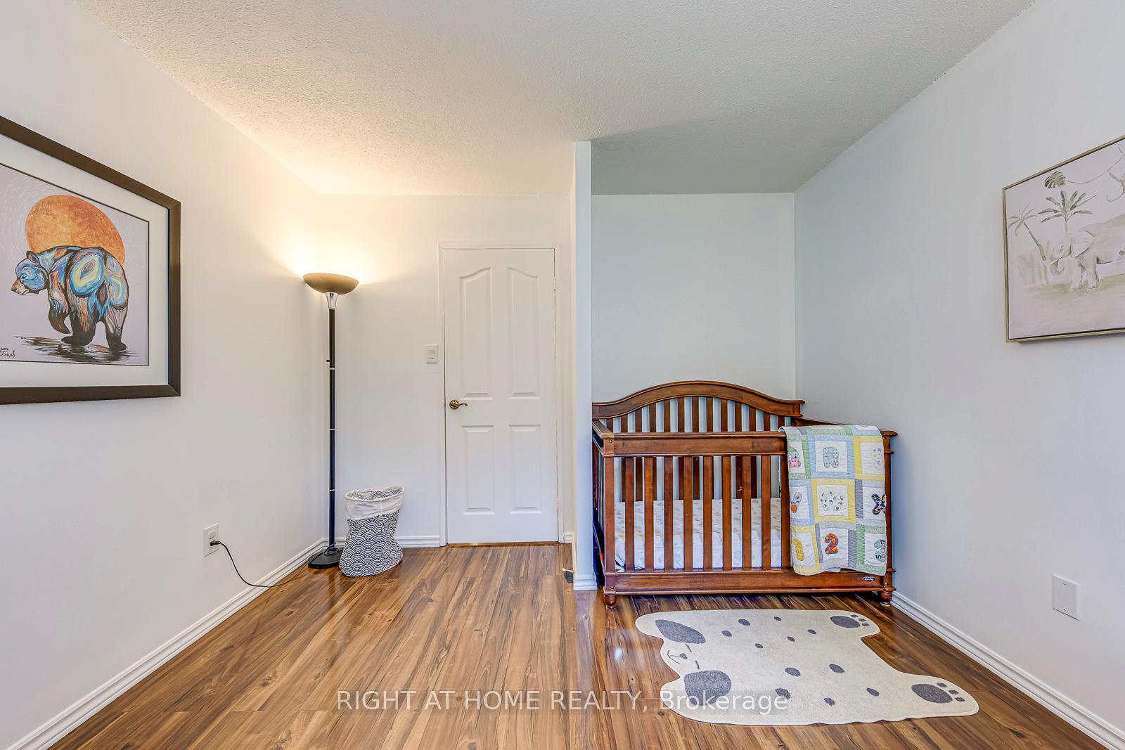 3 Bedrooms Condo at 1058 Falgarwood, Oakville For sale