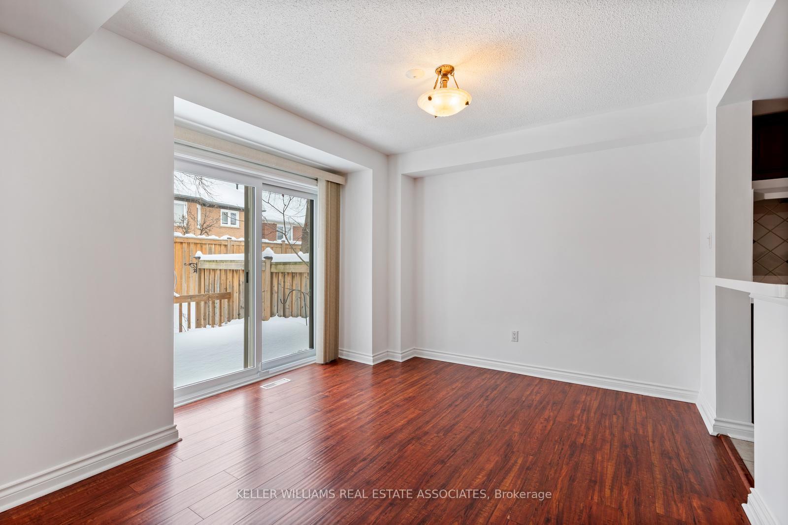 3 Bedrooms Condo at 5480 Glen Erin, Mississauga For sale