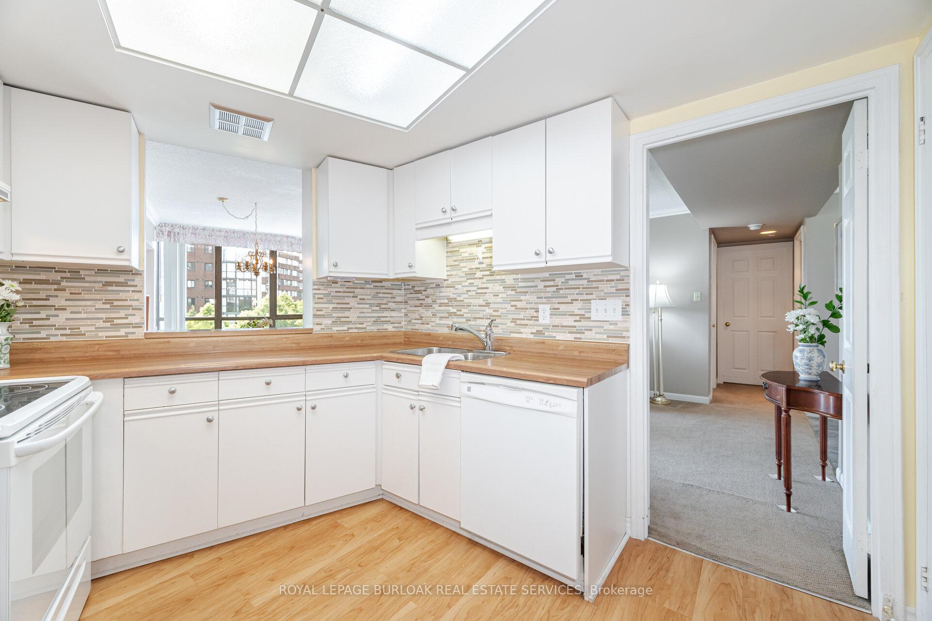 2 Bedrooms Condo at 1230 Marlborough, Oakville For sale