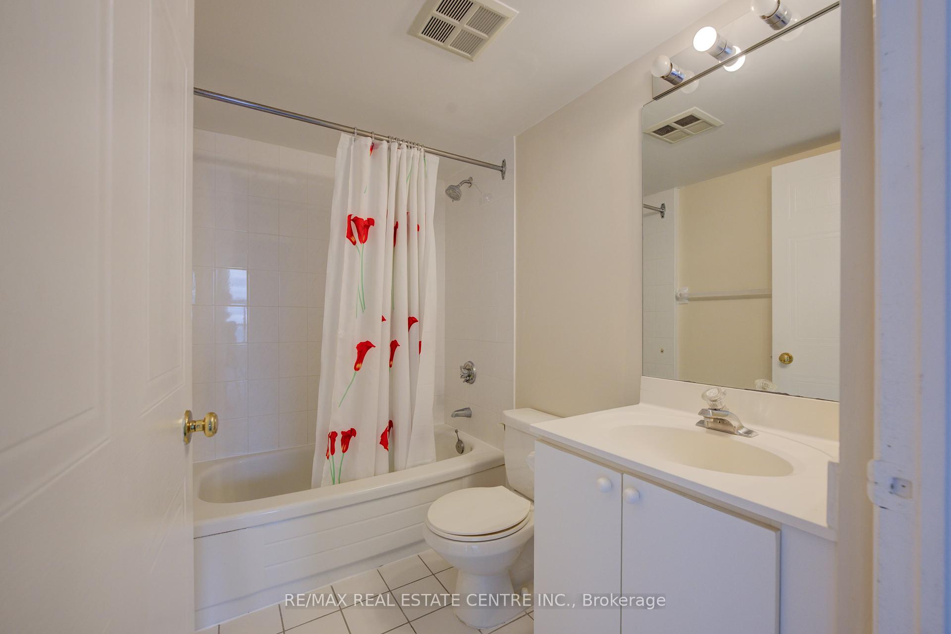 2 Bedrooms Condo at 135 Hillcrest, Mississauga For sale