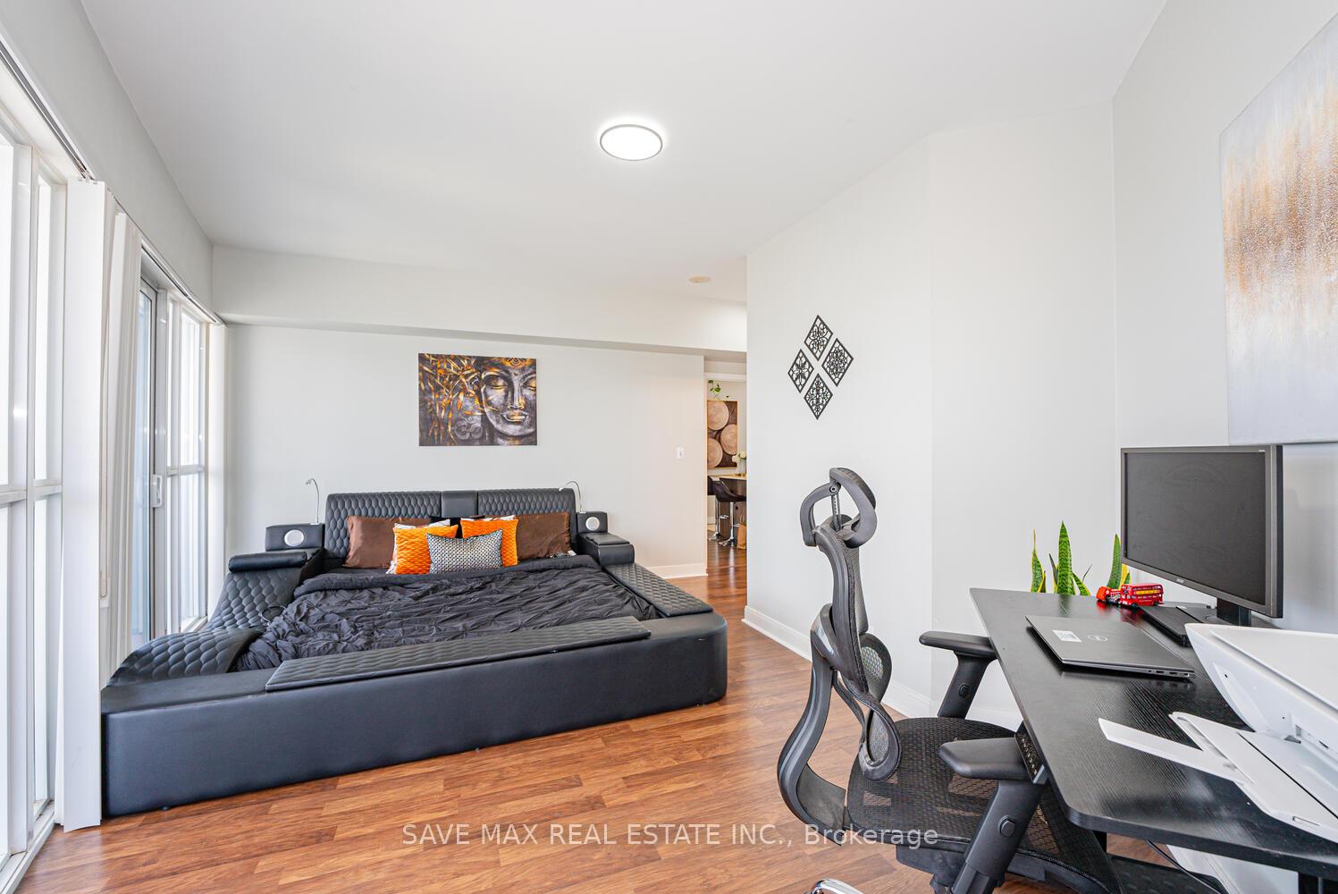 2 Bedrooms Condo at 60 Absolute, Mississauga For sale