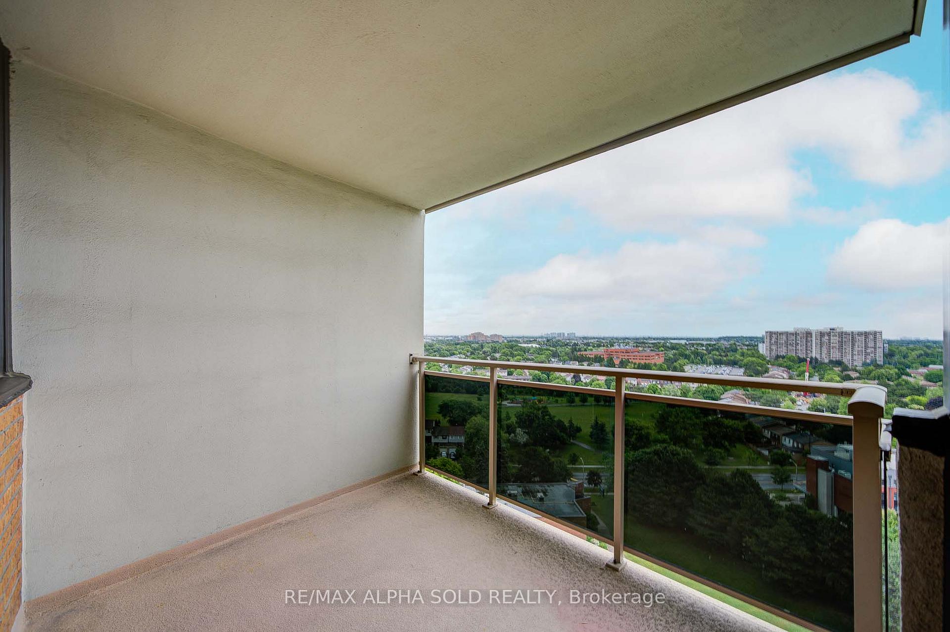 3 Bedrooms Condo at 100 Echo Point, Toronto For sale
