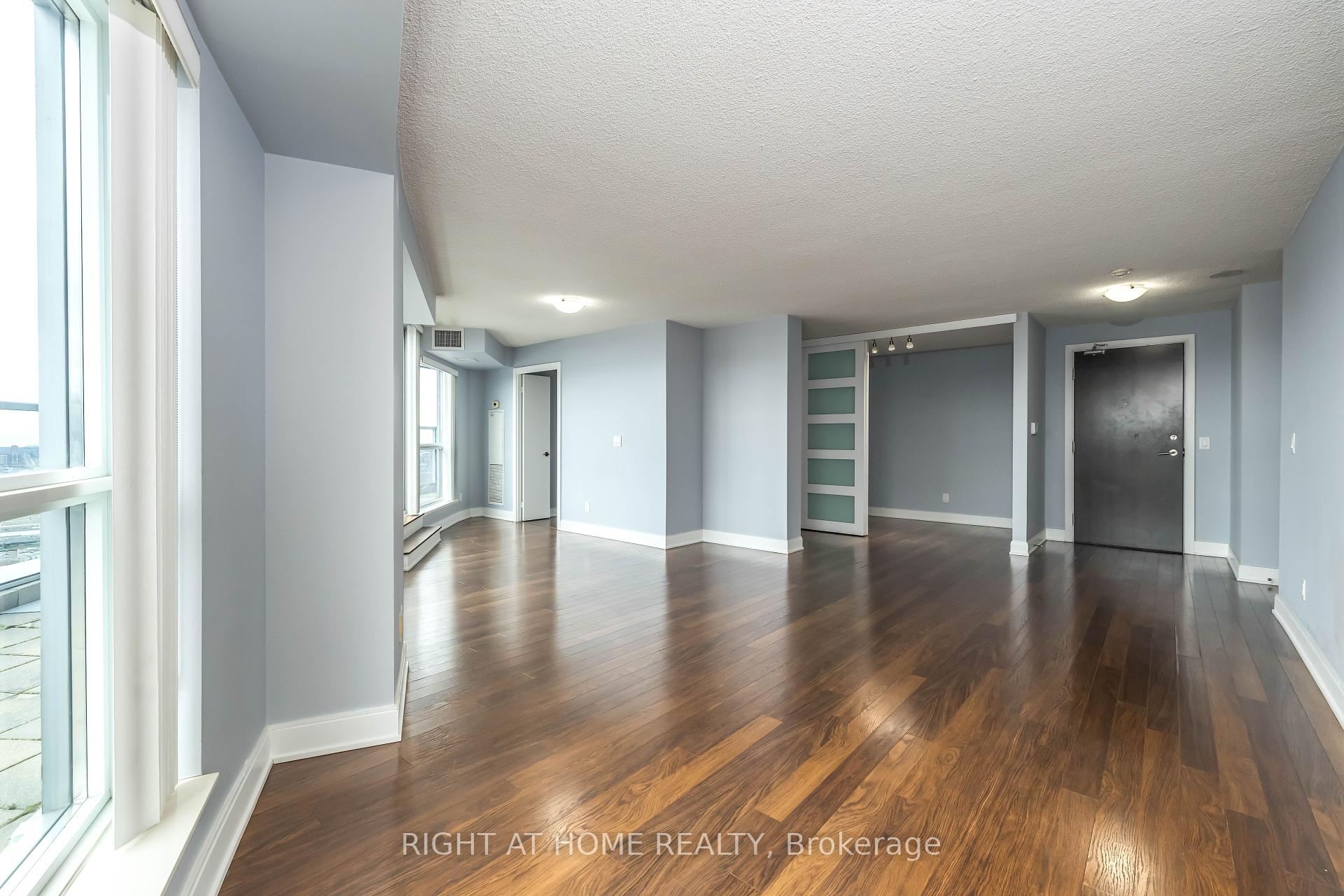 3 Bedrooms Condo at 125 Village Green,  Toronto For sale