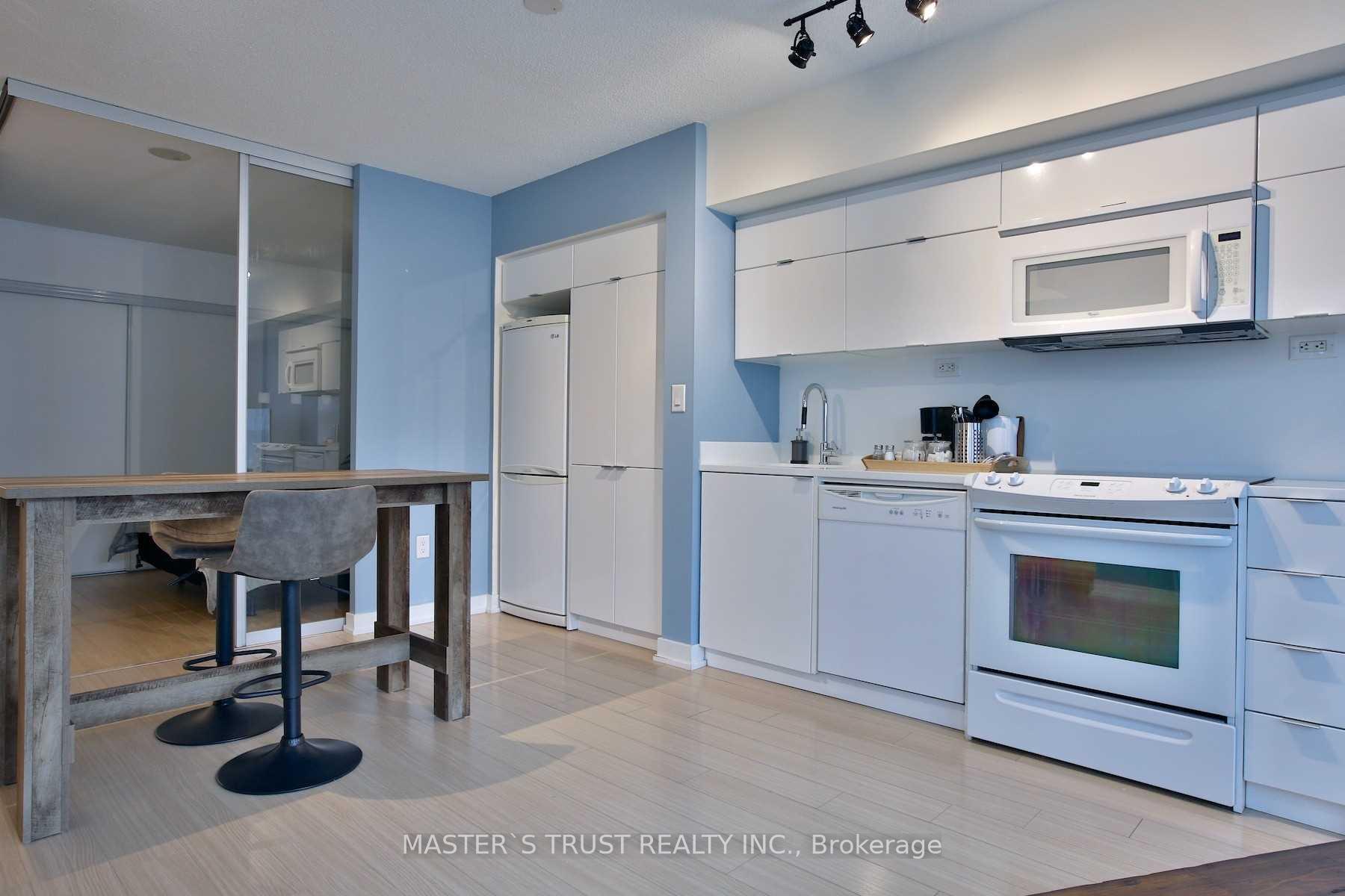 2 Bedrooms Condo at 21 Iceboat, Toronto For sale