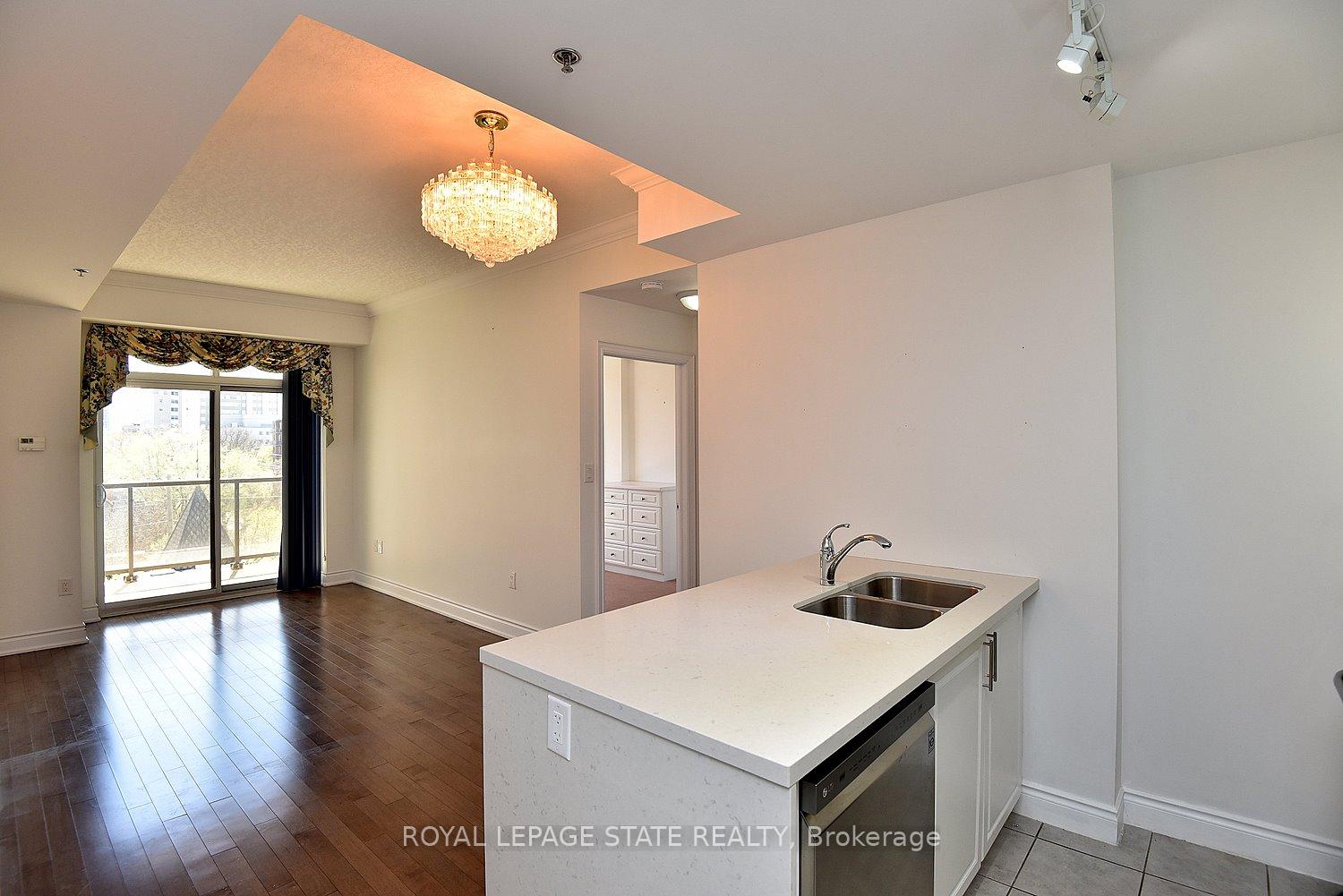 2 Bedrooms Condo at 90 Charlton, Hamilton For sale