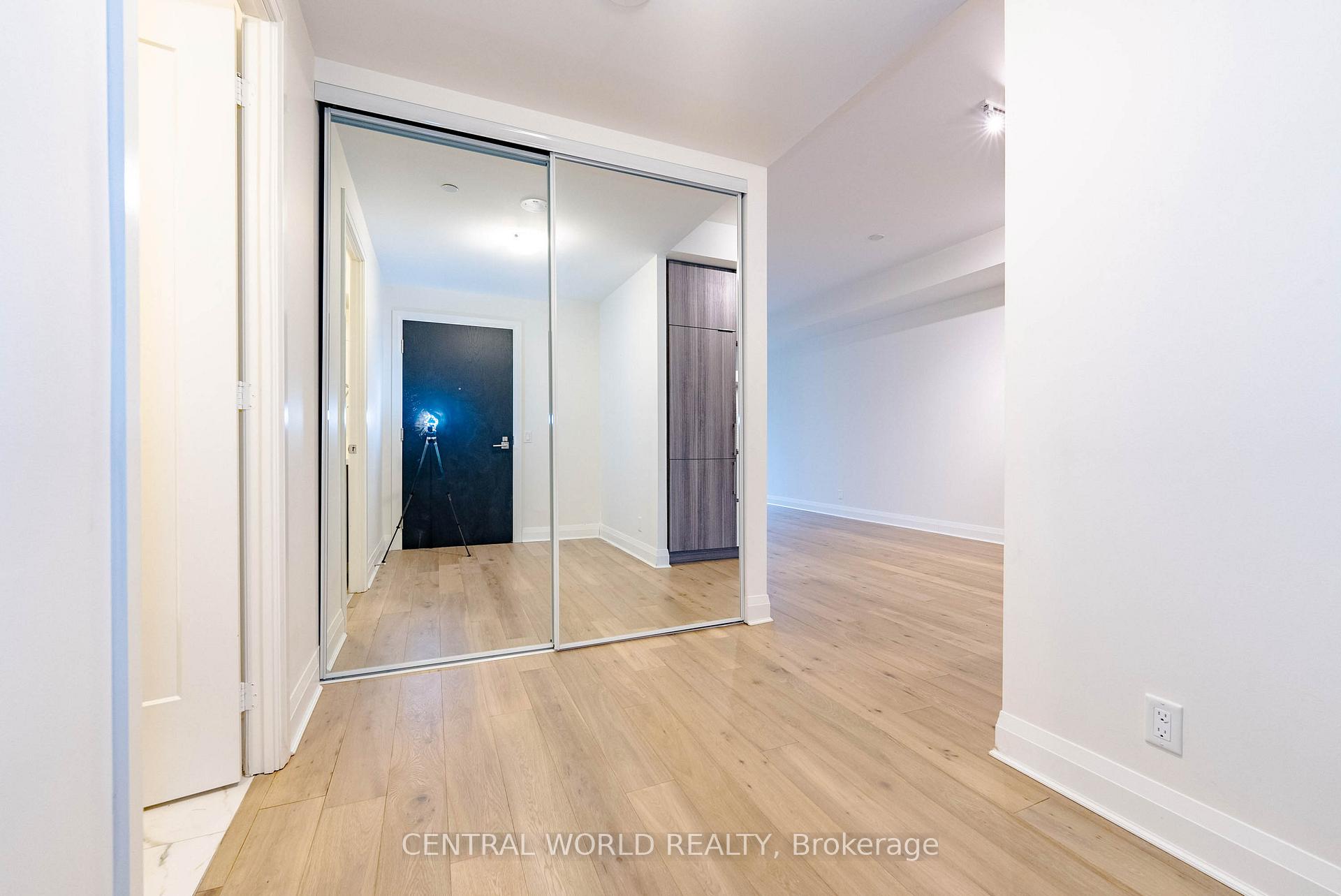 2 Bedrooms Condo at 151 Avenue,  Toronto For sale