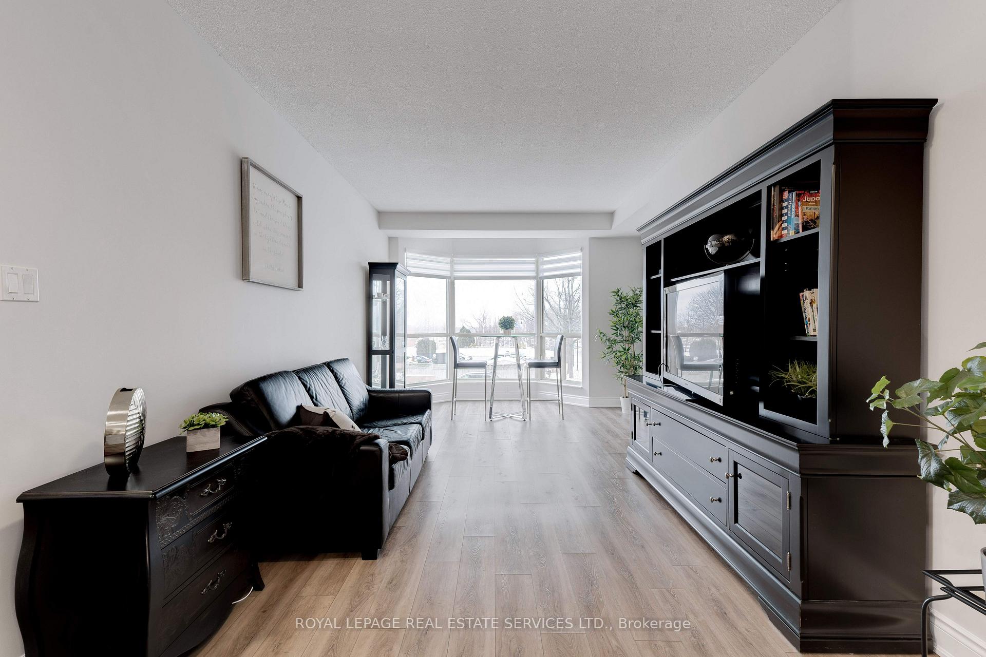 2 Bedrooms Condo at 2511 Lakeshore,  Oakville For sale