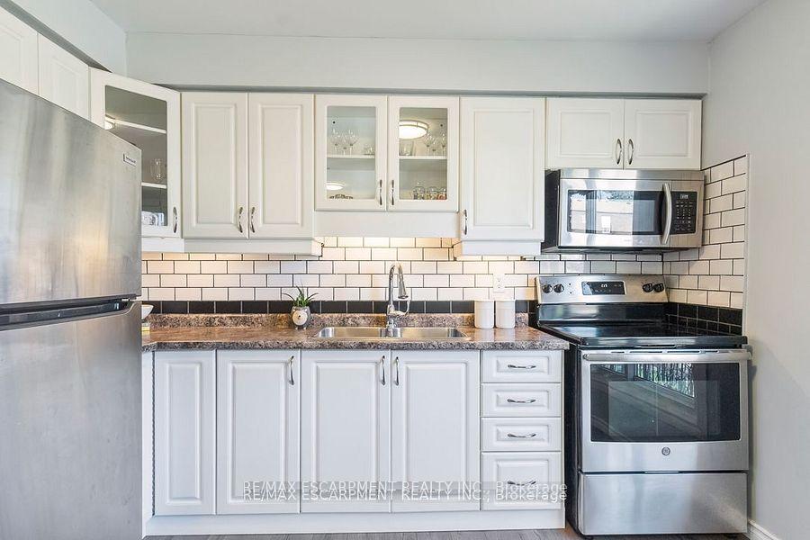 3 Bedrooms Condo at 1301 Upper Gage,  Hamilton For sale