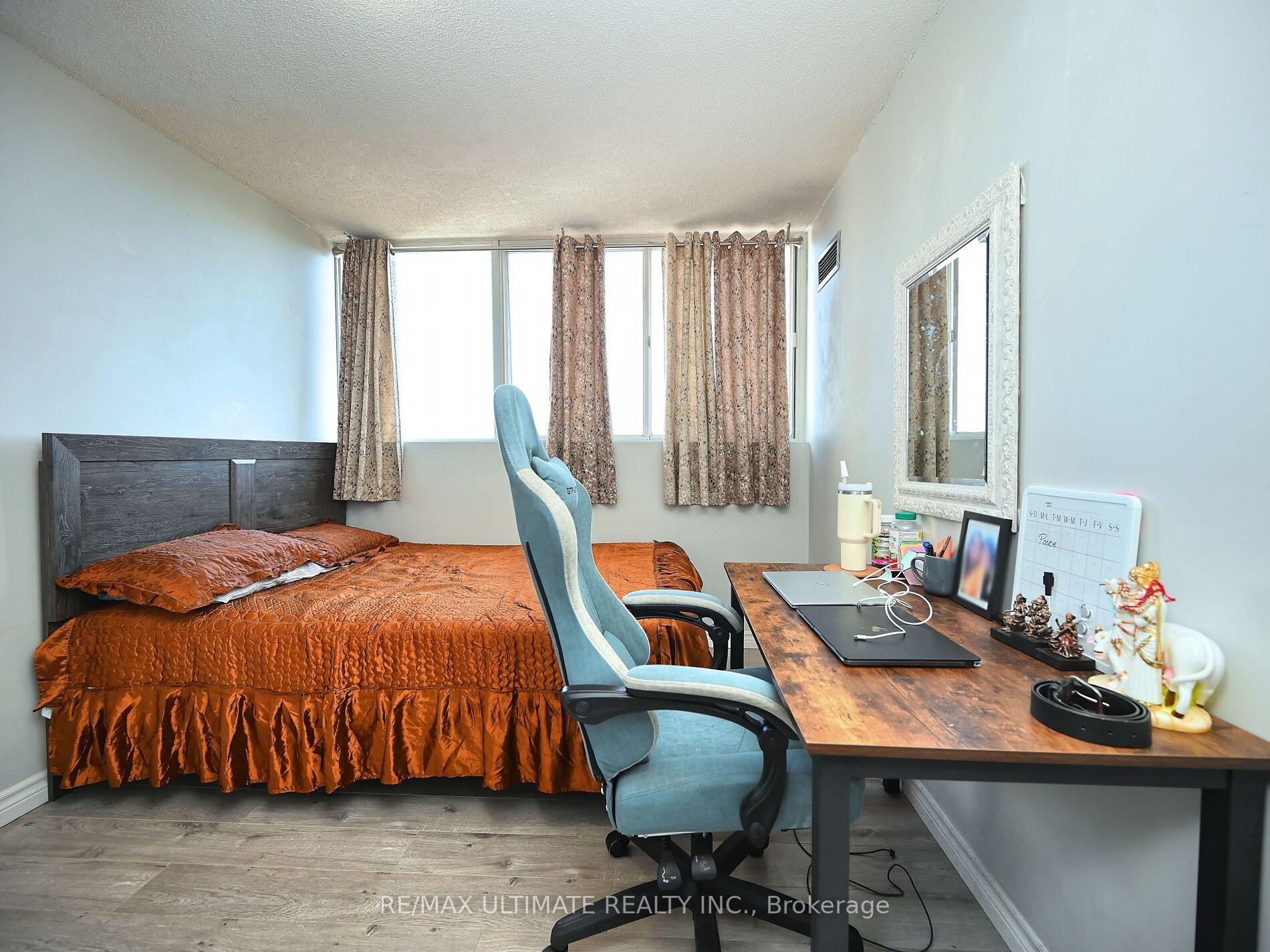 3 Bedrooms Condo at 3700 Kaneff, Mississauga For sale