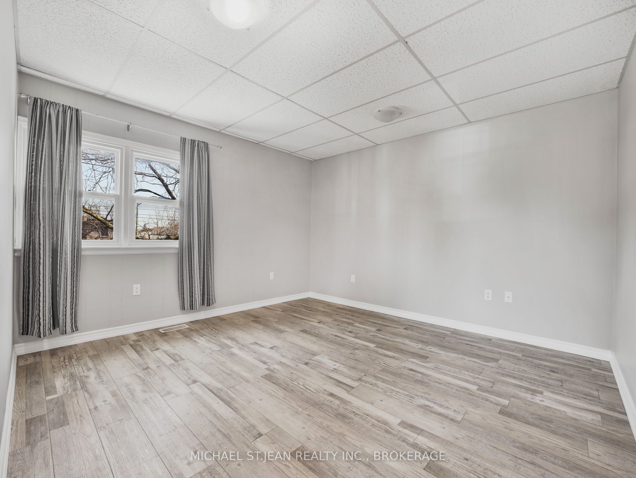 14 Victoria Avenue N
