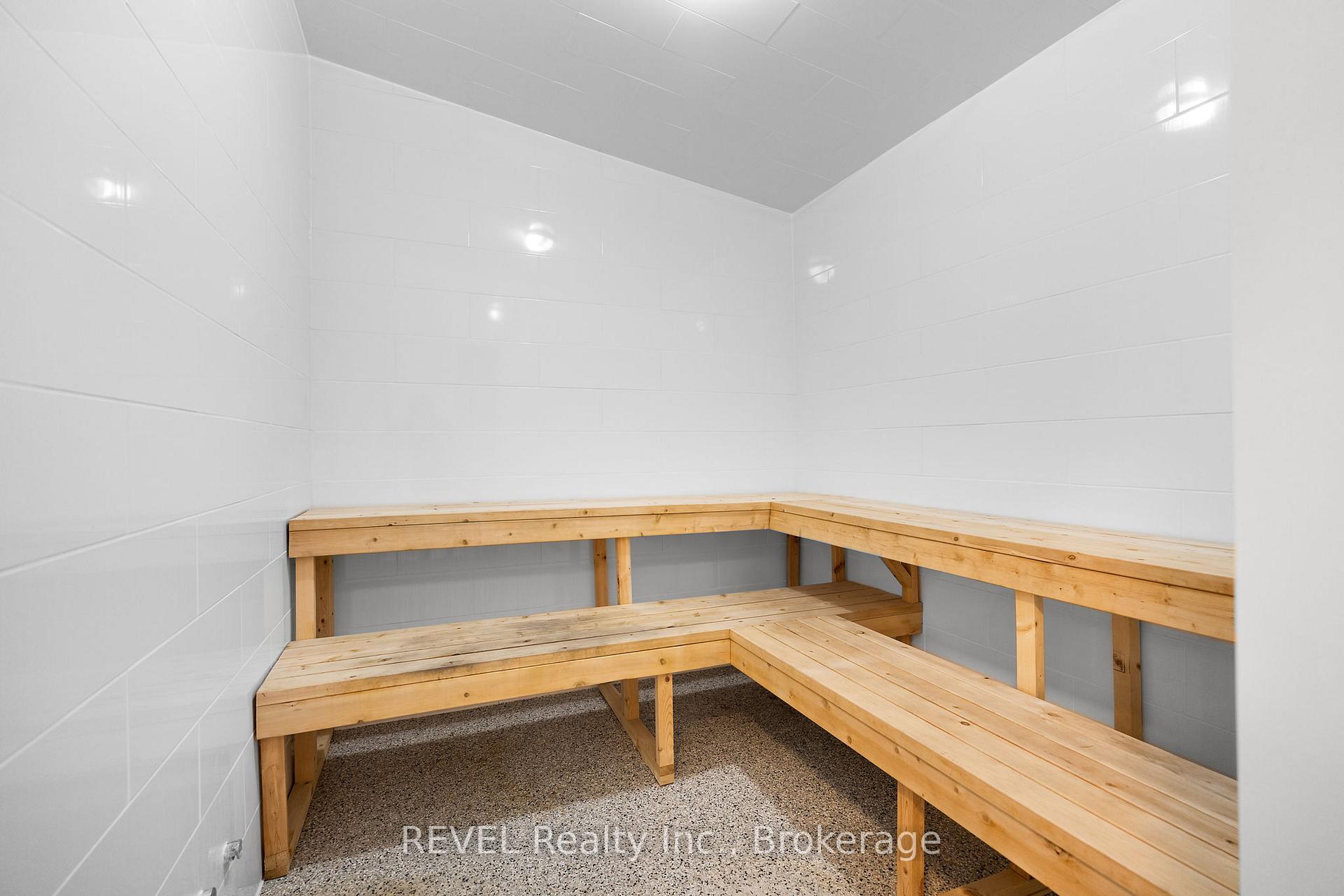 2 Bedrooms Condo at 442 Maple, Burlington For sale