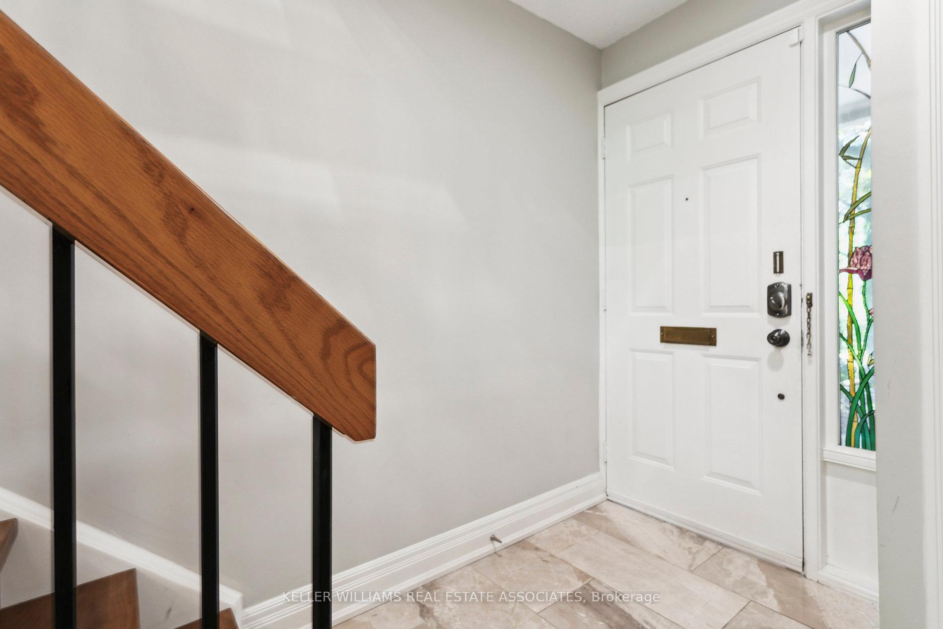3 Bedrooms Condo at 1250 Marlborough, Oakville For sale