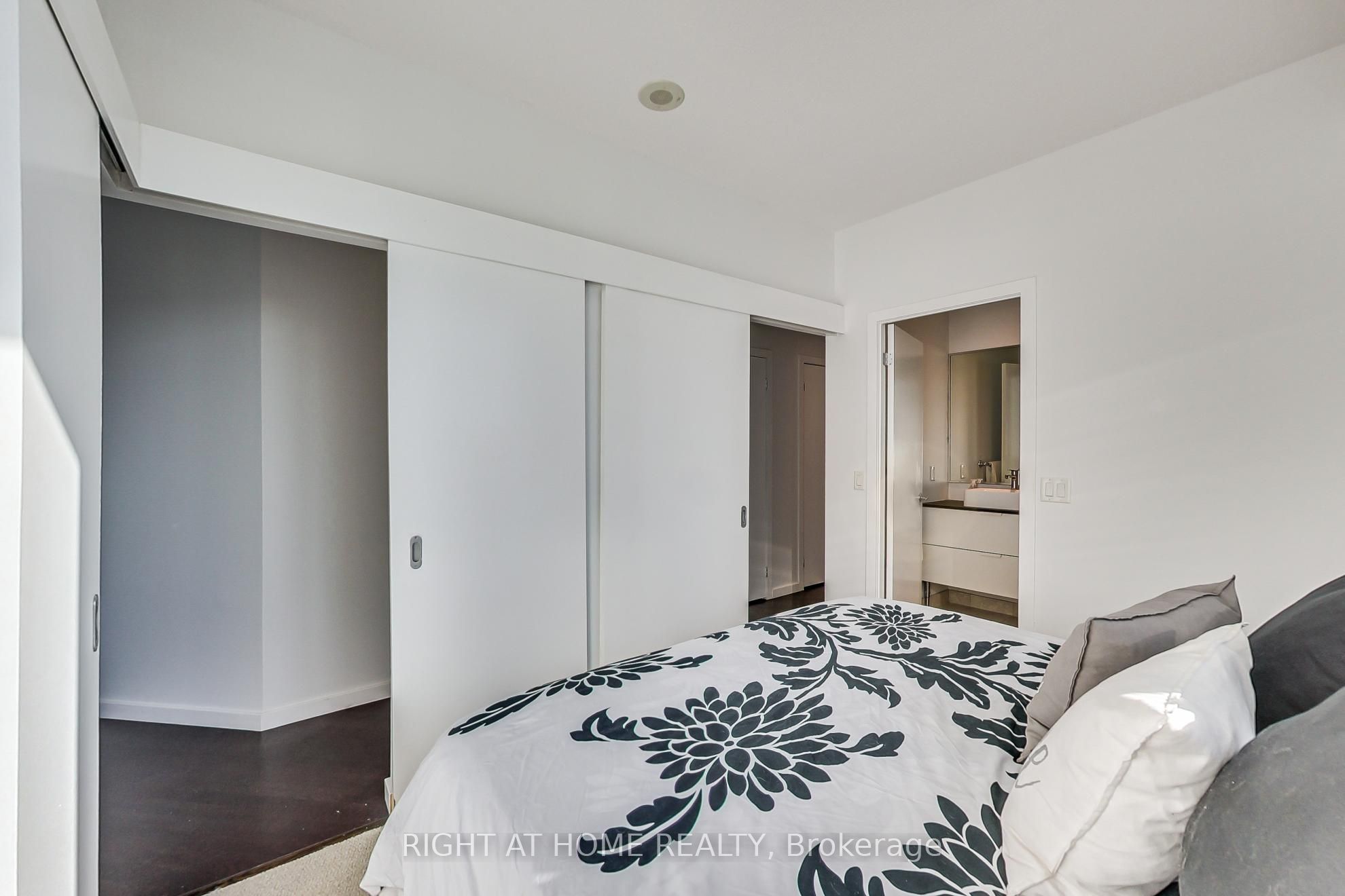 8 York Street W, #3102