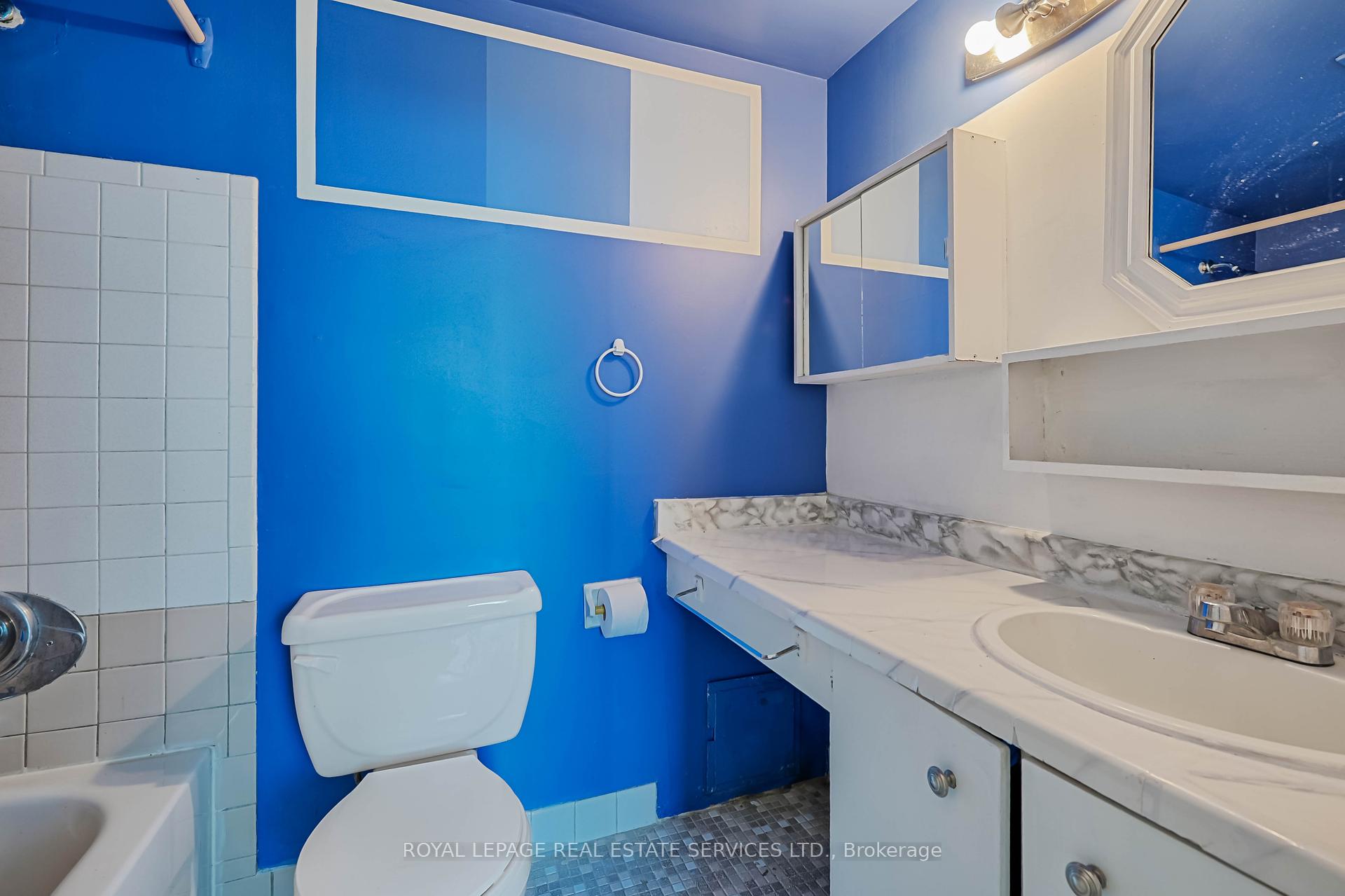 2 Bedrooms Condo at 530 Lolita, Mississauga For sale