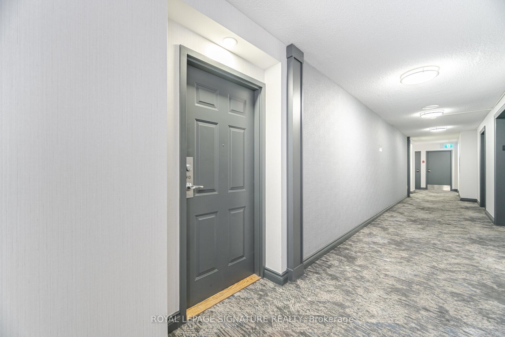 3 Bedrooms Condo at 250 Webb, Mississauga For sale