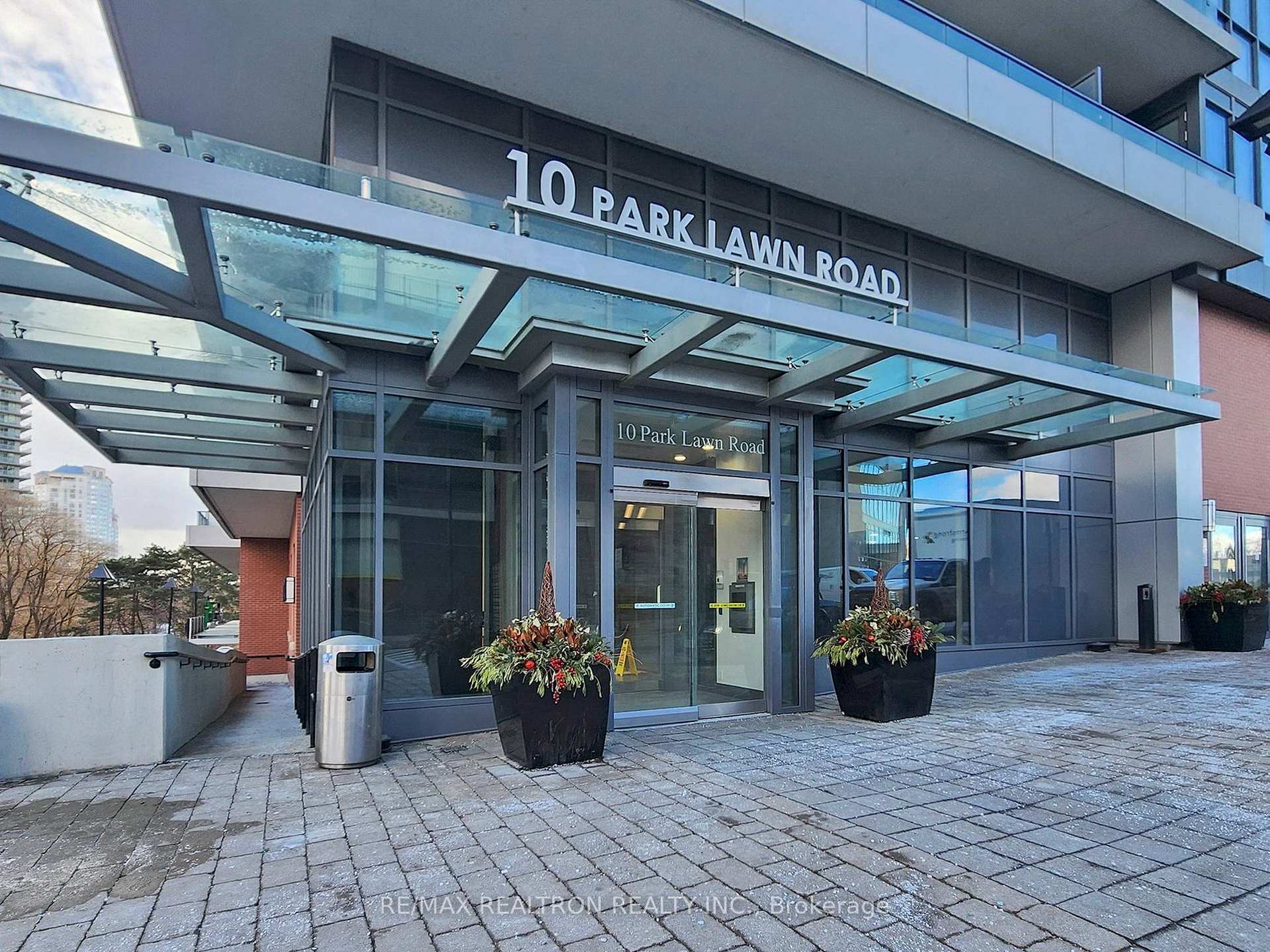 3 Bedrooms Condo at 10 Park Lawn, Toronto For sale