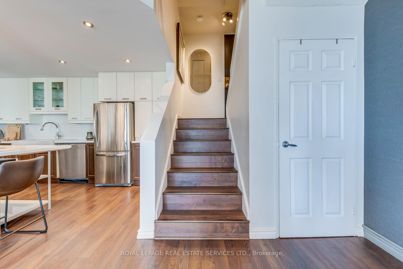 2 Bedrooms Condo at 33 Harbour, Toronto For sale
