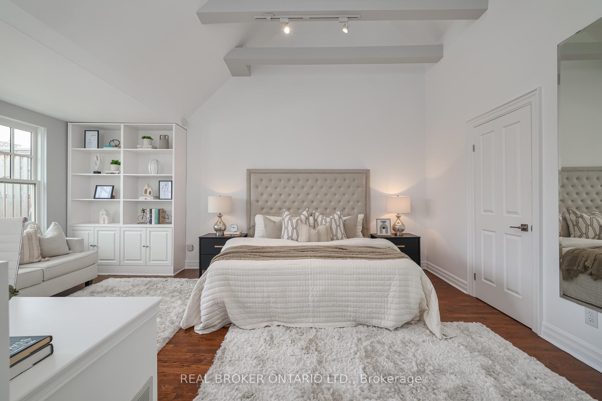 2 Bedrooms Condo at 195 Poplar Plains, Toronto For sale