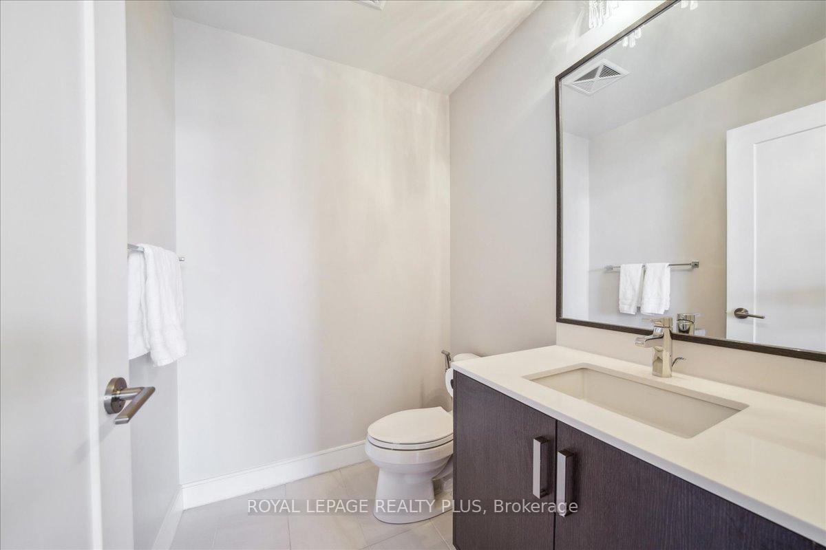 3 Bedrooms Condo at 1575 Lakeshore, Mississauga For sale