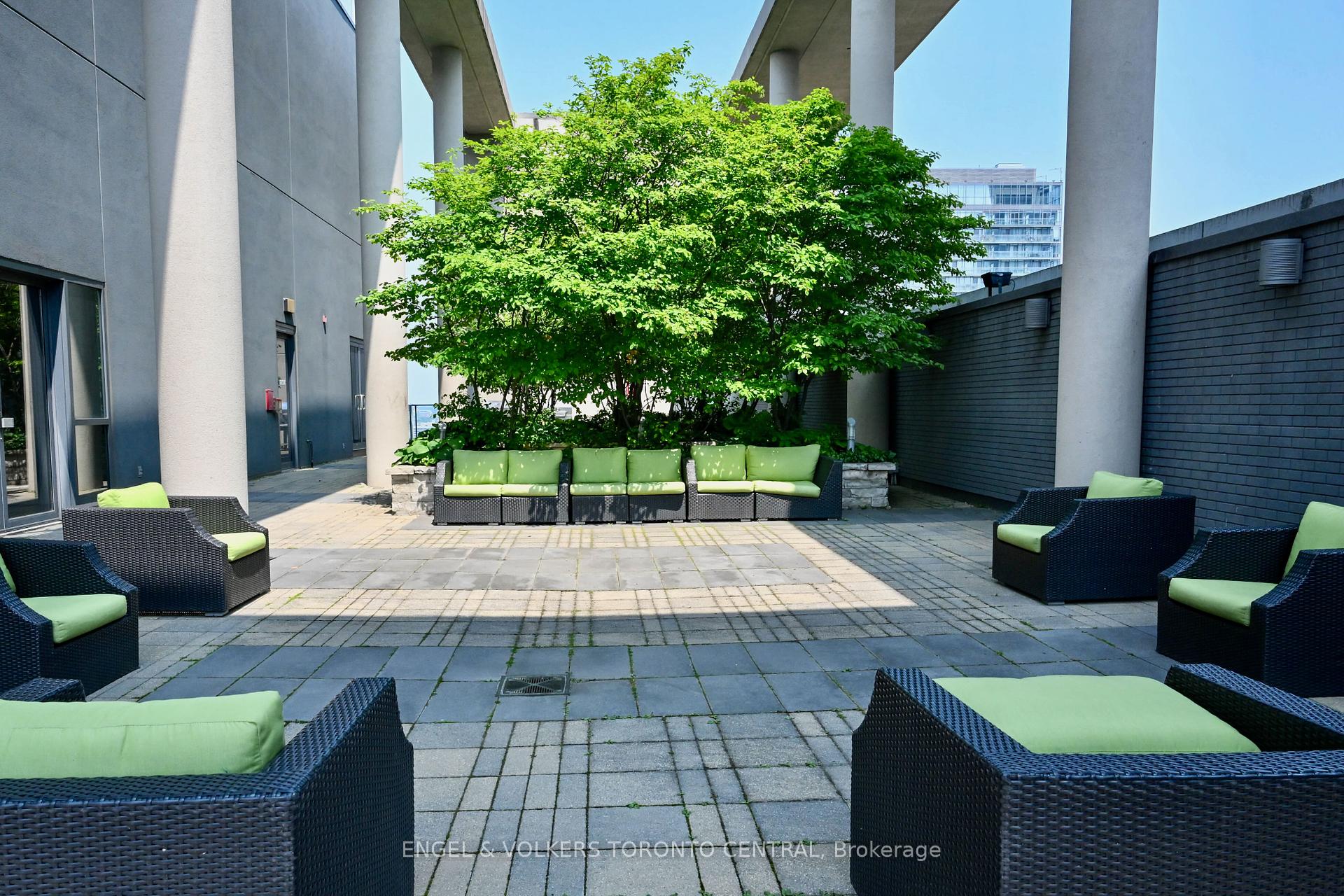 2 Bedrooms Condo at 770 Bay, Toronto For sale