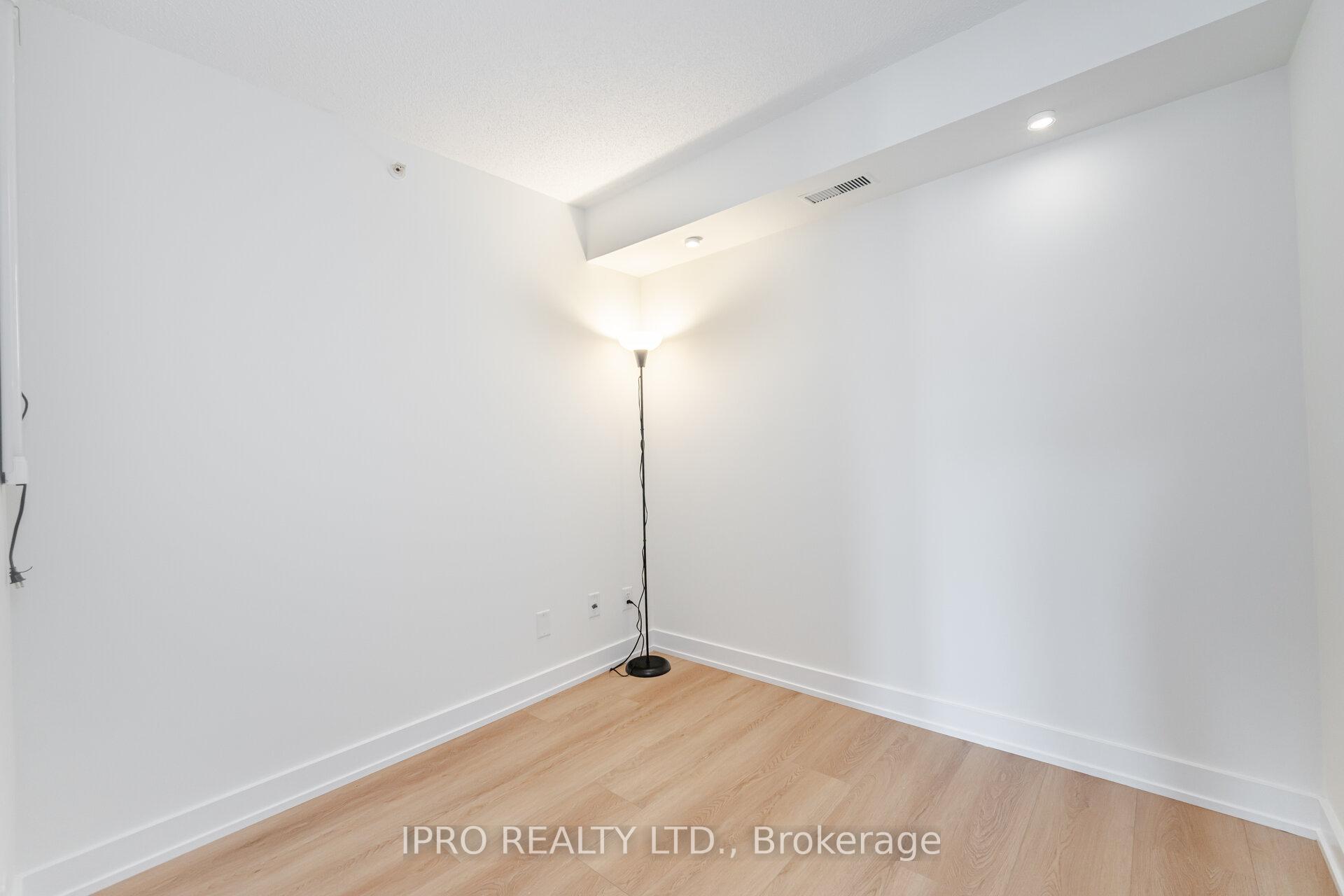 2 Bedrooms Condo at 1411 Walker’s, Burlington For sale