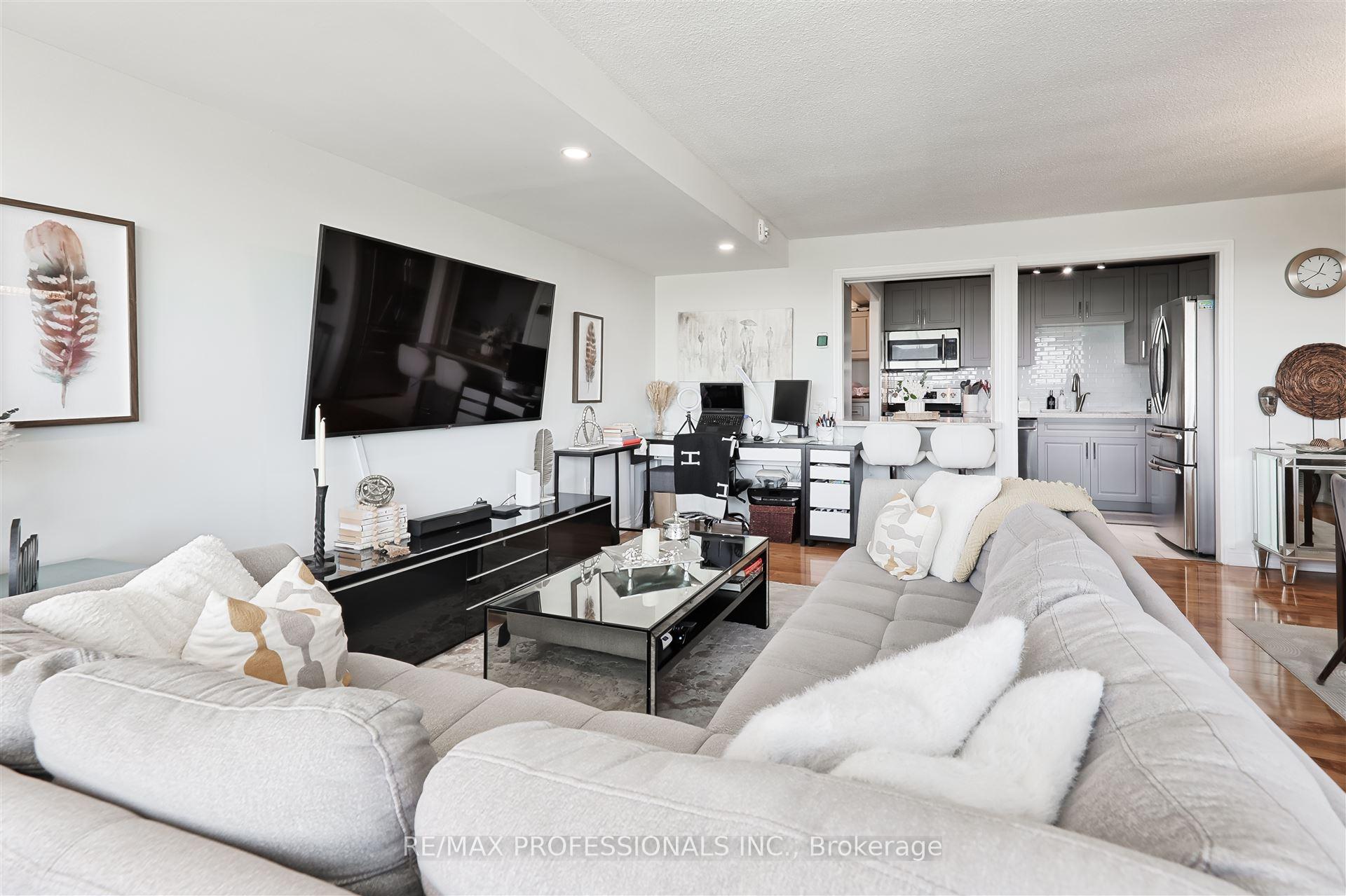 3 Bedrooms Condo at 475 The West Mall, Toronto For sale
