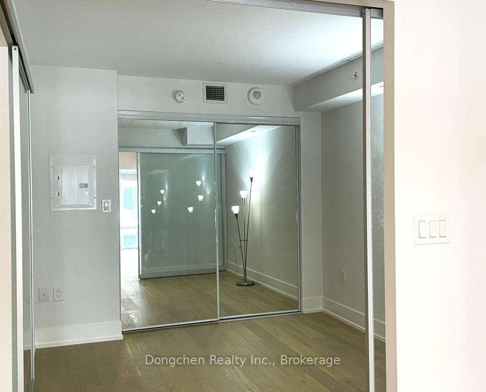 2 Bedrooms Condo at 955 Bay,  Toronto For sale