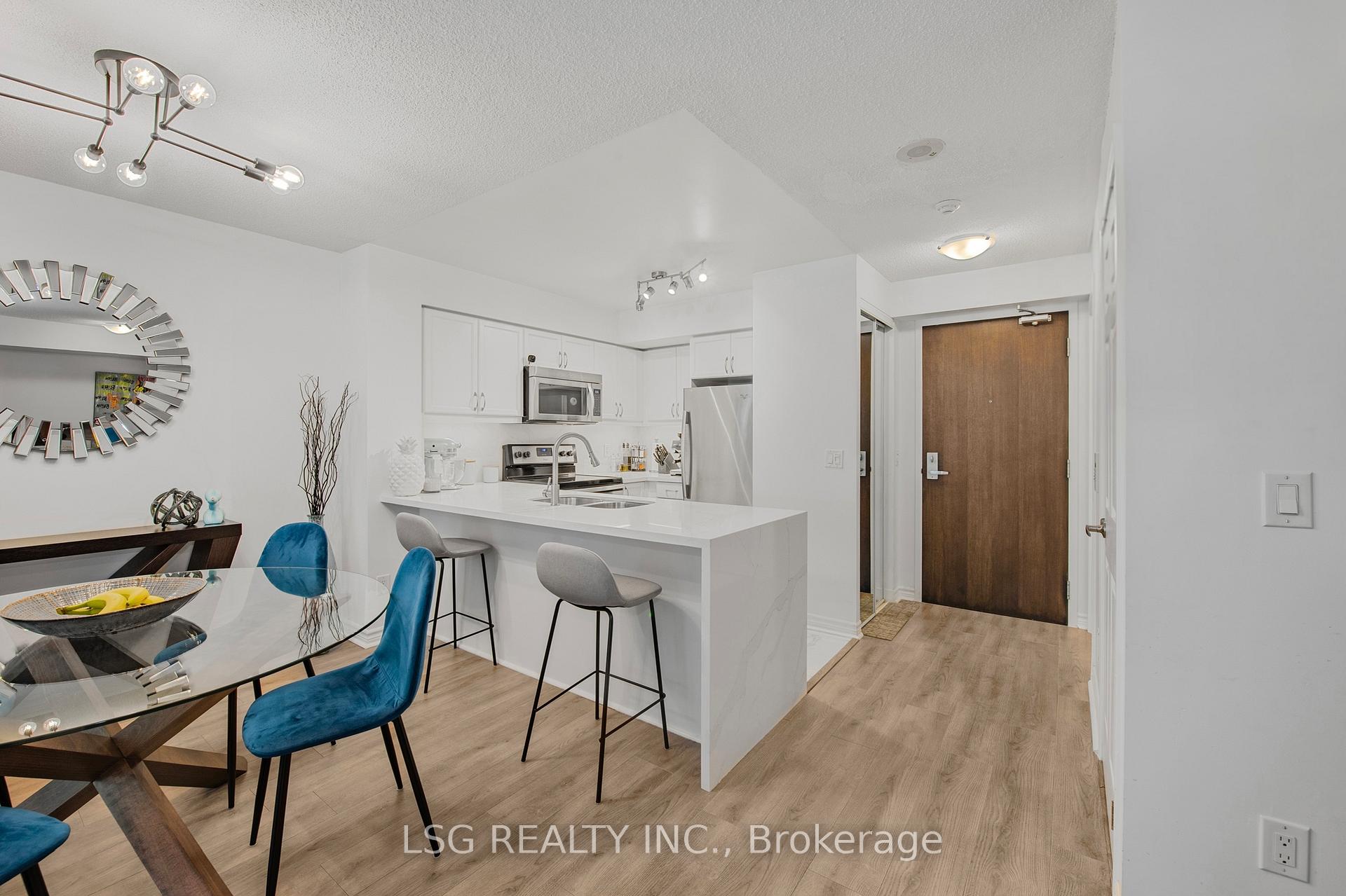 2 Bedrooms Condo at 19 Grand Trunk, Toronto For sale