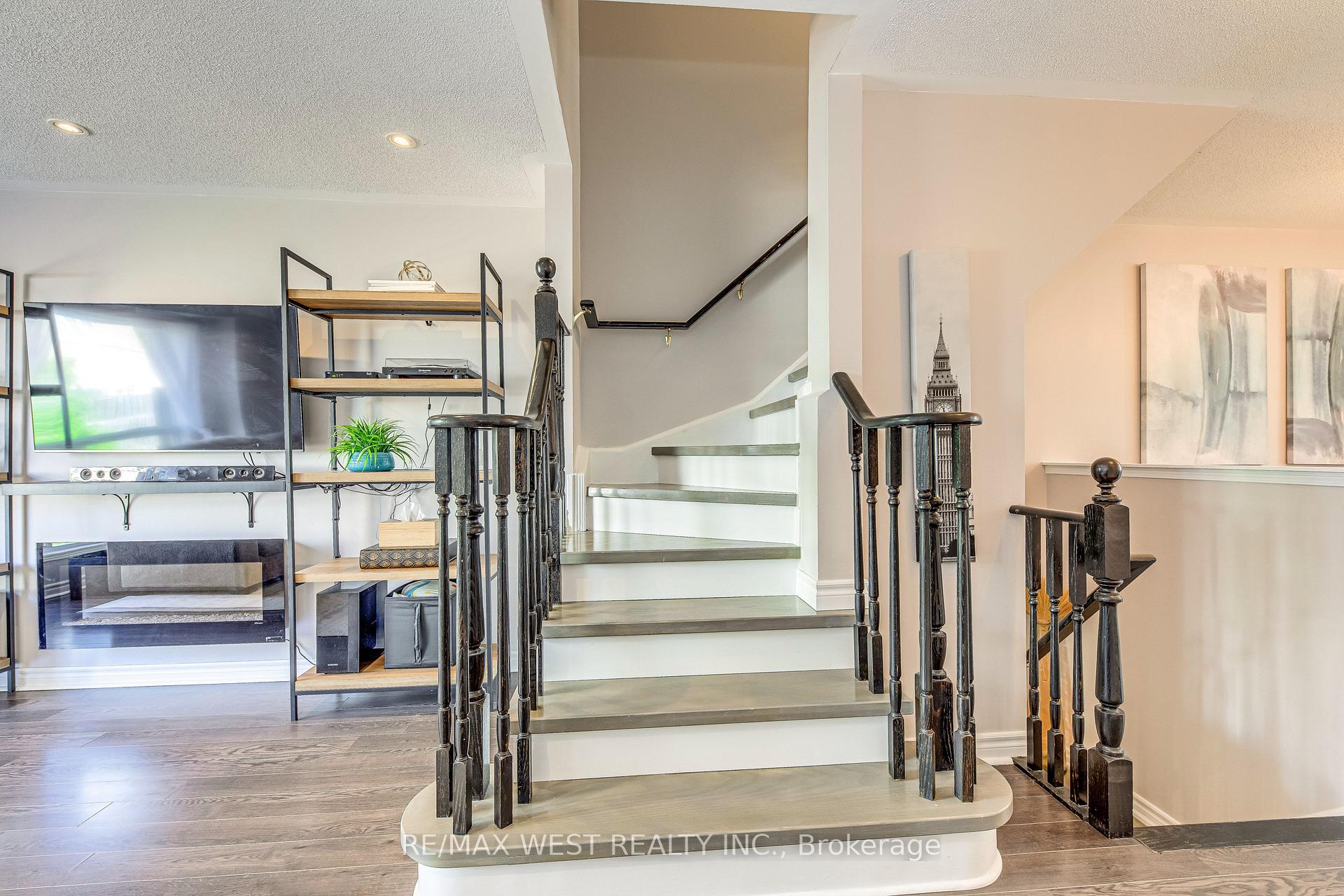 3 Bedrooms Condo at 50 Strathaven, Mississauga For sale