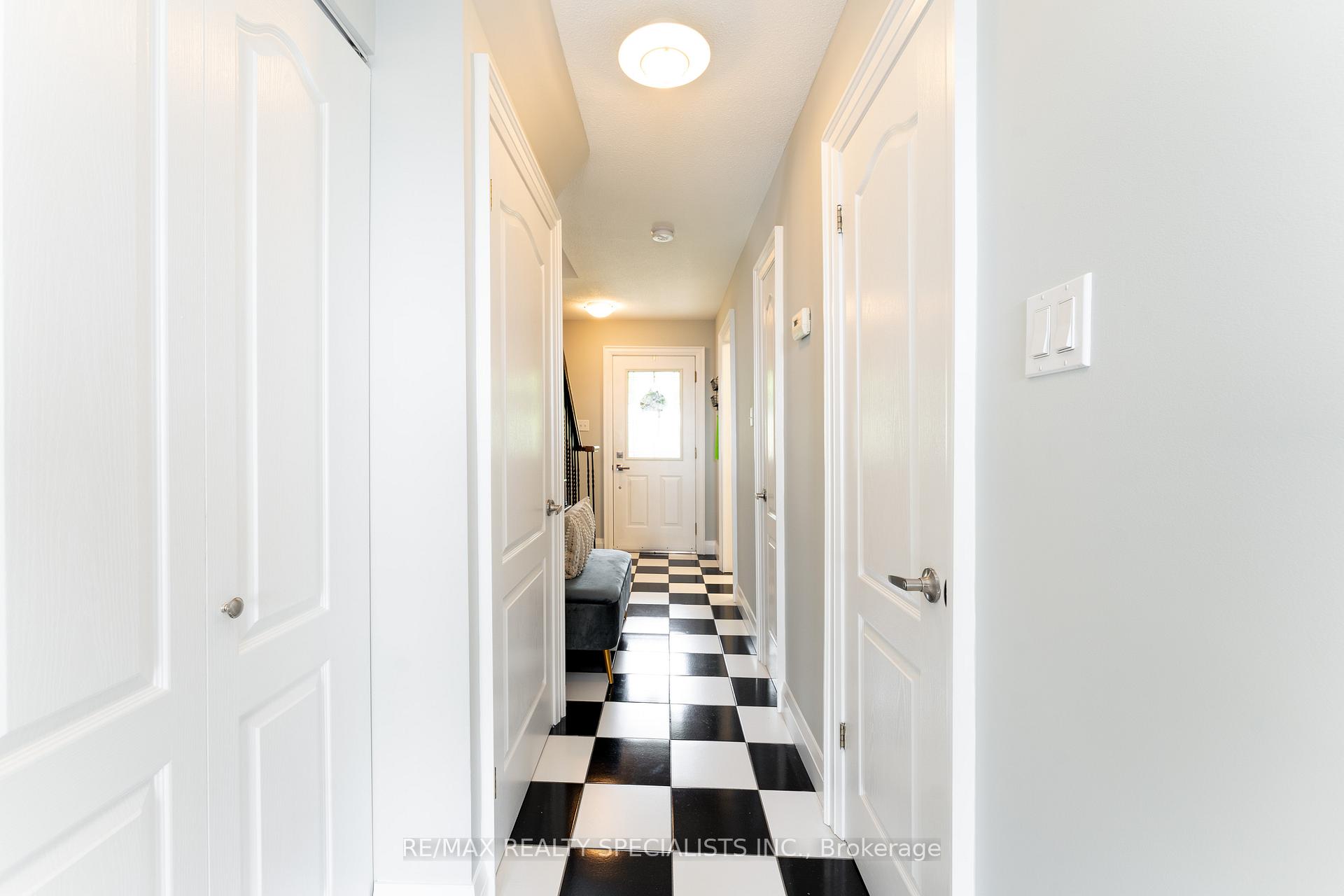 4 Bedrooms Condo at 2230 Upper Middle, Burlington For sale