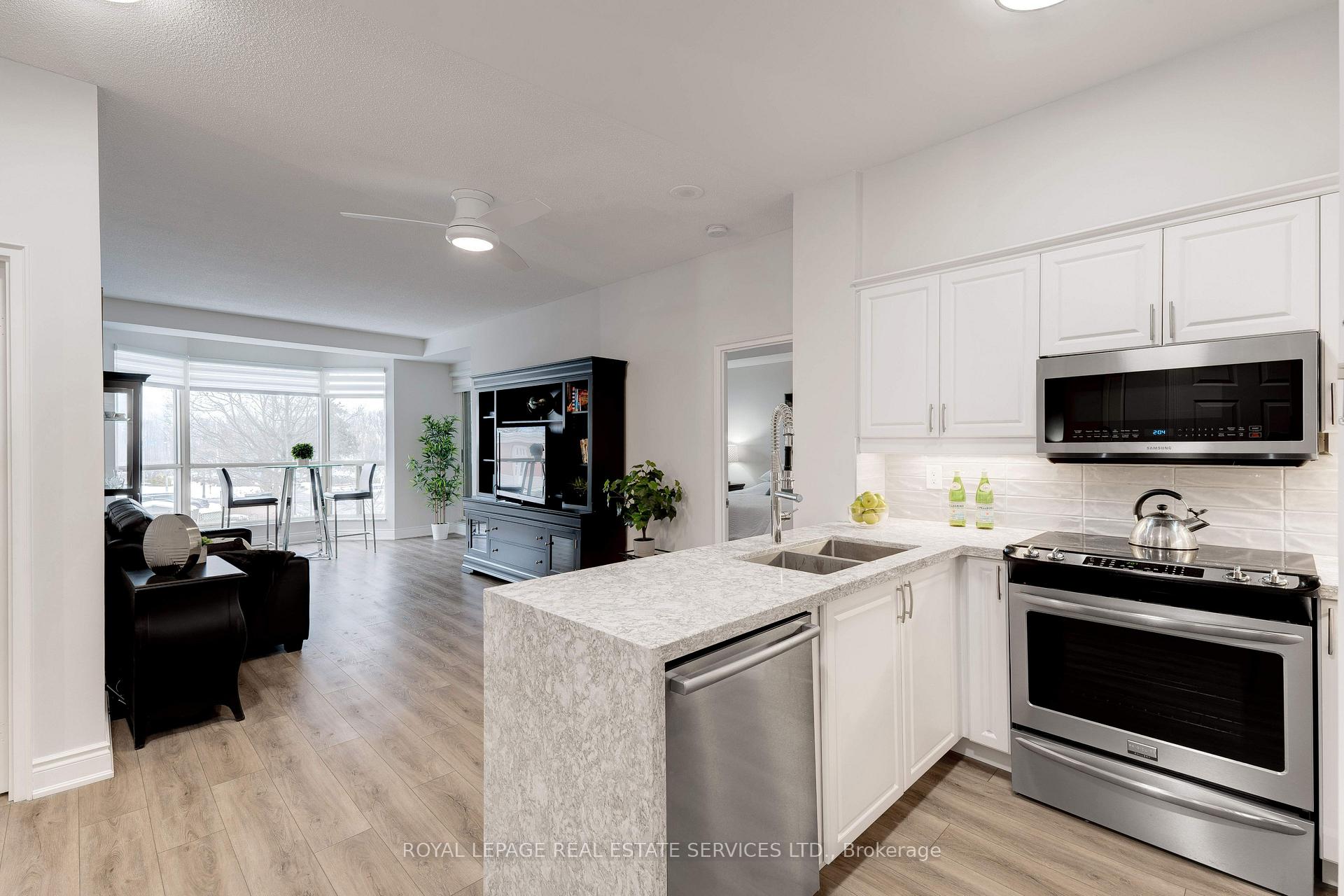 2 Bedrooms Condo at 2511 Lakeshore,  Oakville For sale